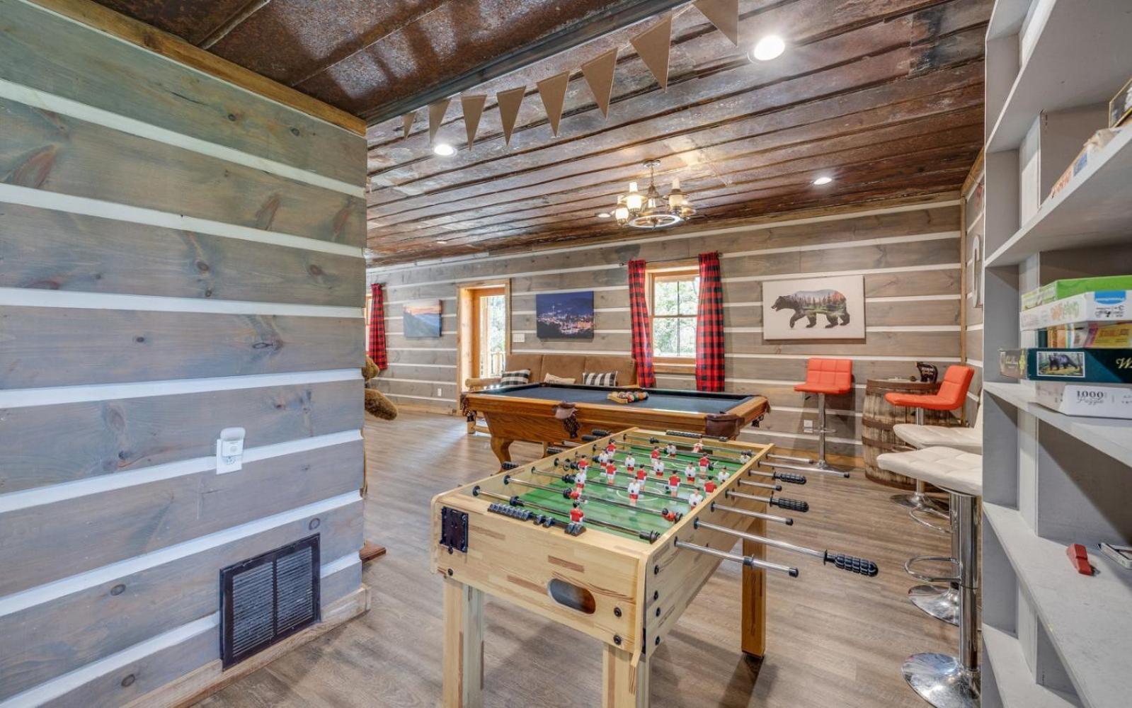Hand Hewn Hideaway * Gatlinburg