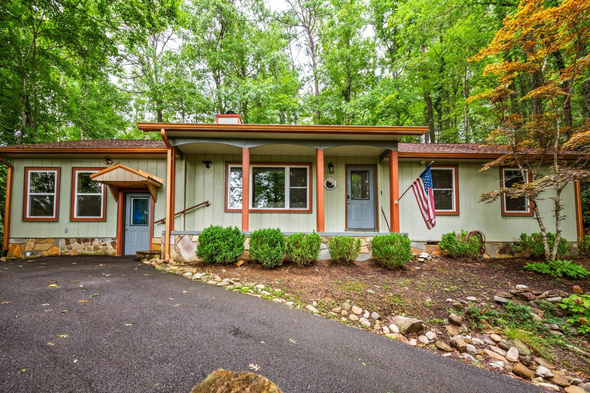 Beautiful With Fireplace And Large Game Holiday home Gatlinburg