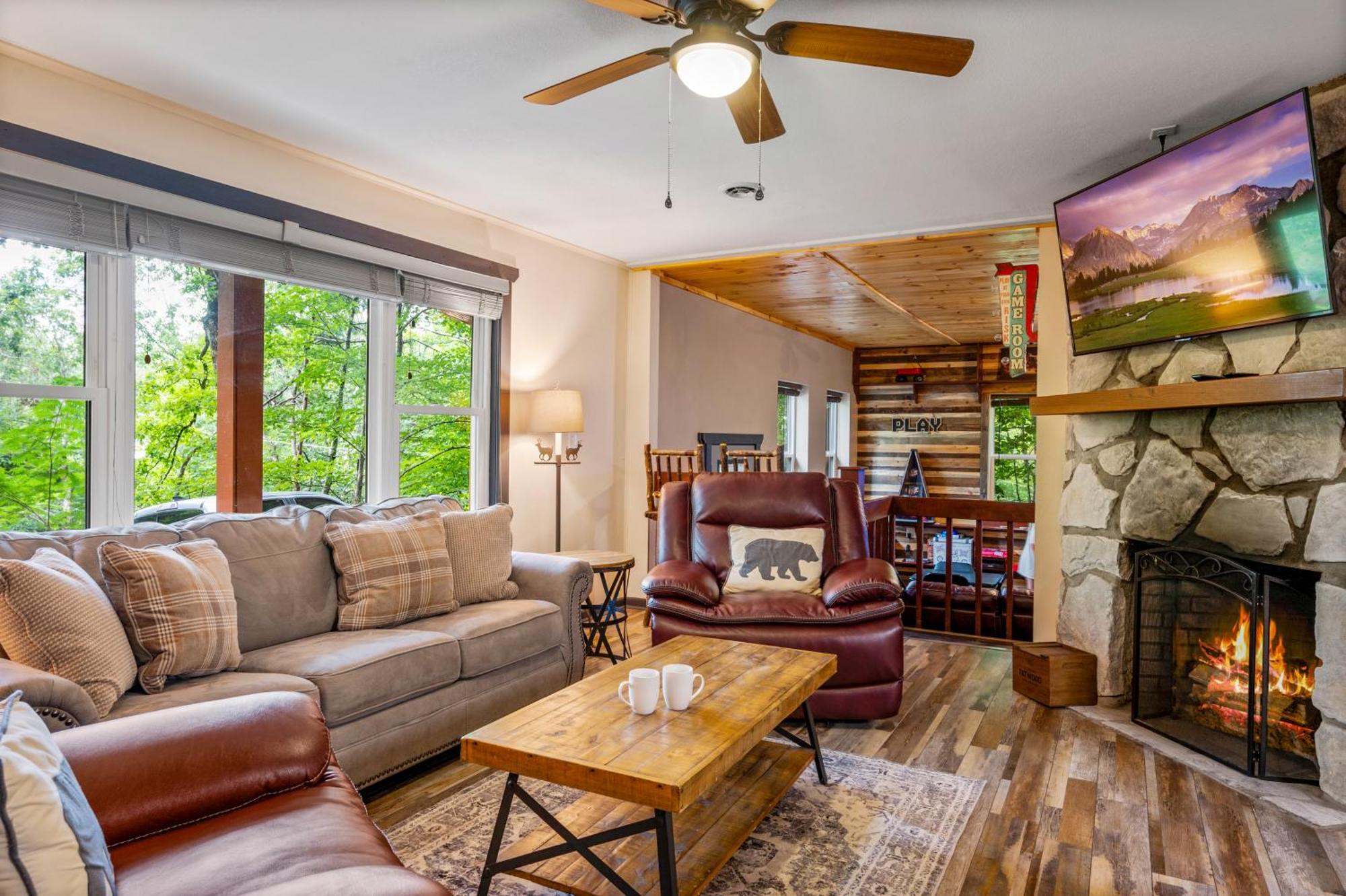 Beautiful With Fireplace And Large Game Gatlinburg
