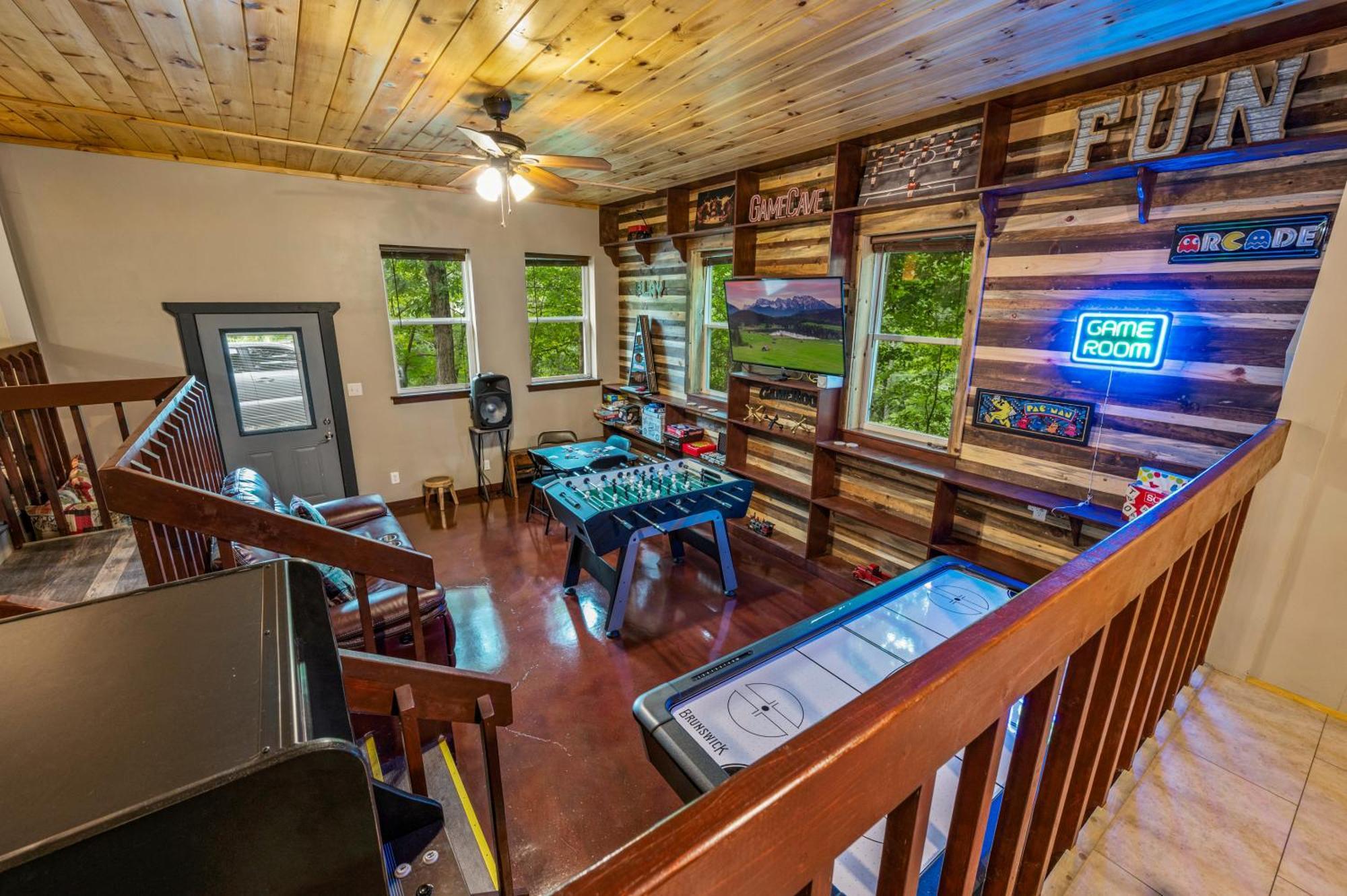 Beautiful With Fireplace And Large Game