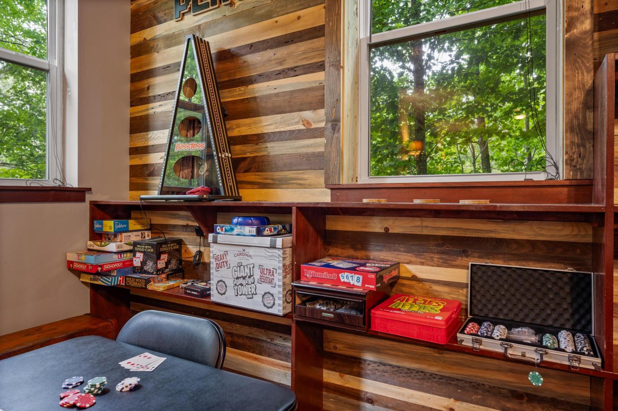 Beautiful With Fireplace And Large Game Holiday home Gatlinburg