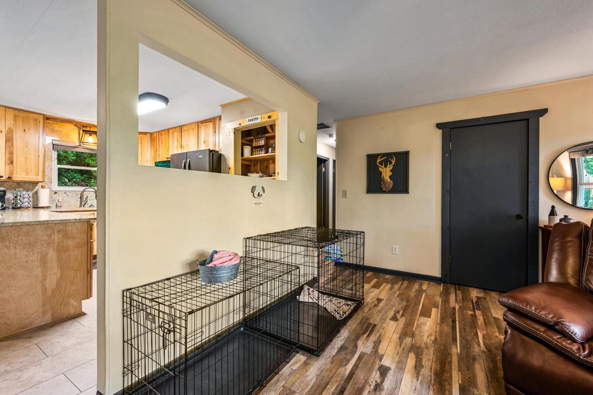 Beautiful With Fireplace And Large Game *