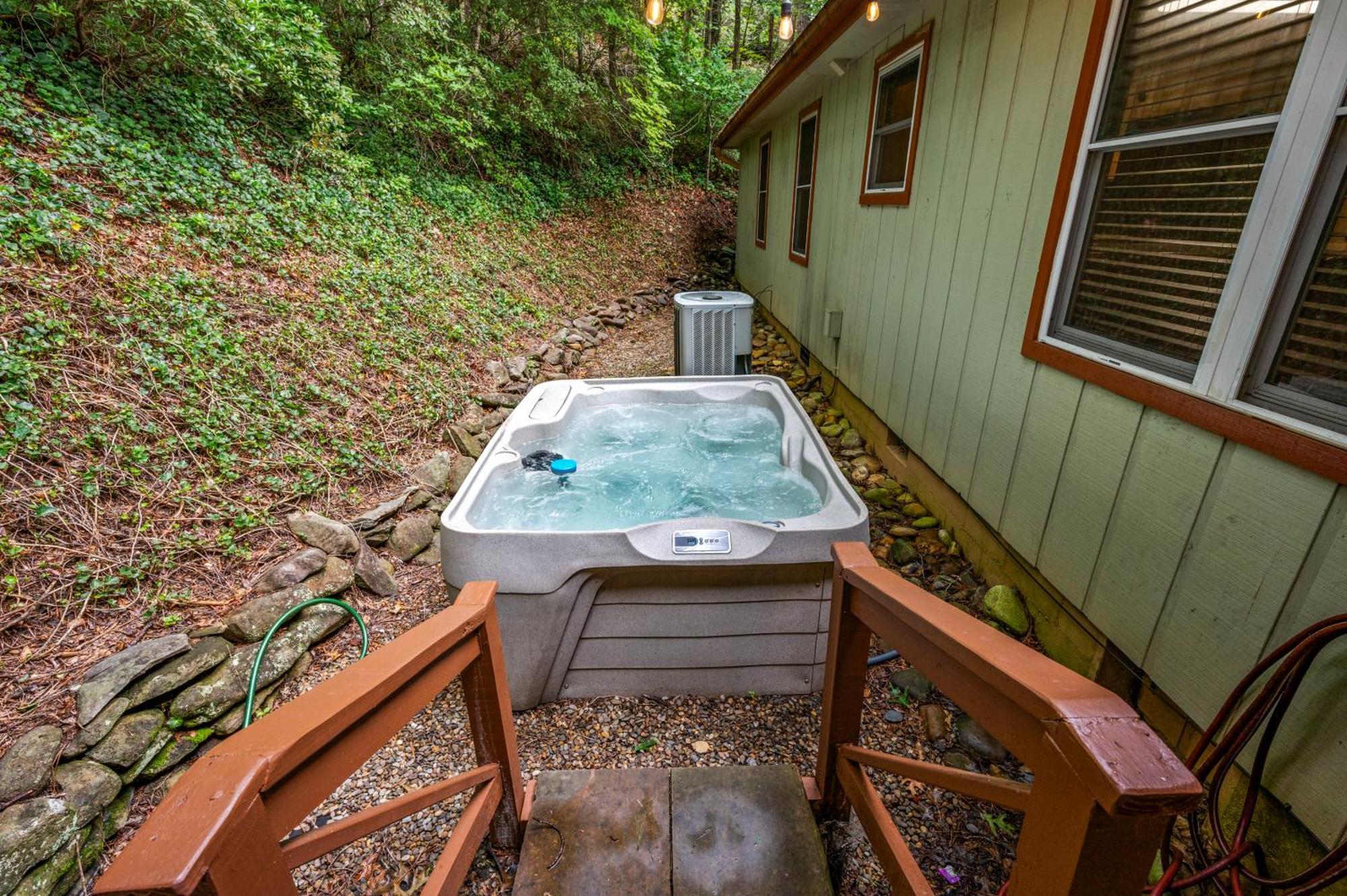 Beautiful With Fireplace And Large Game Gatlinburg