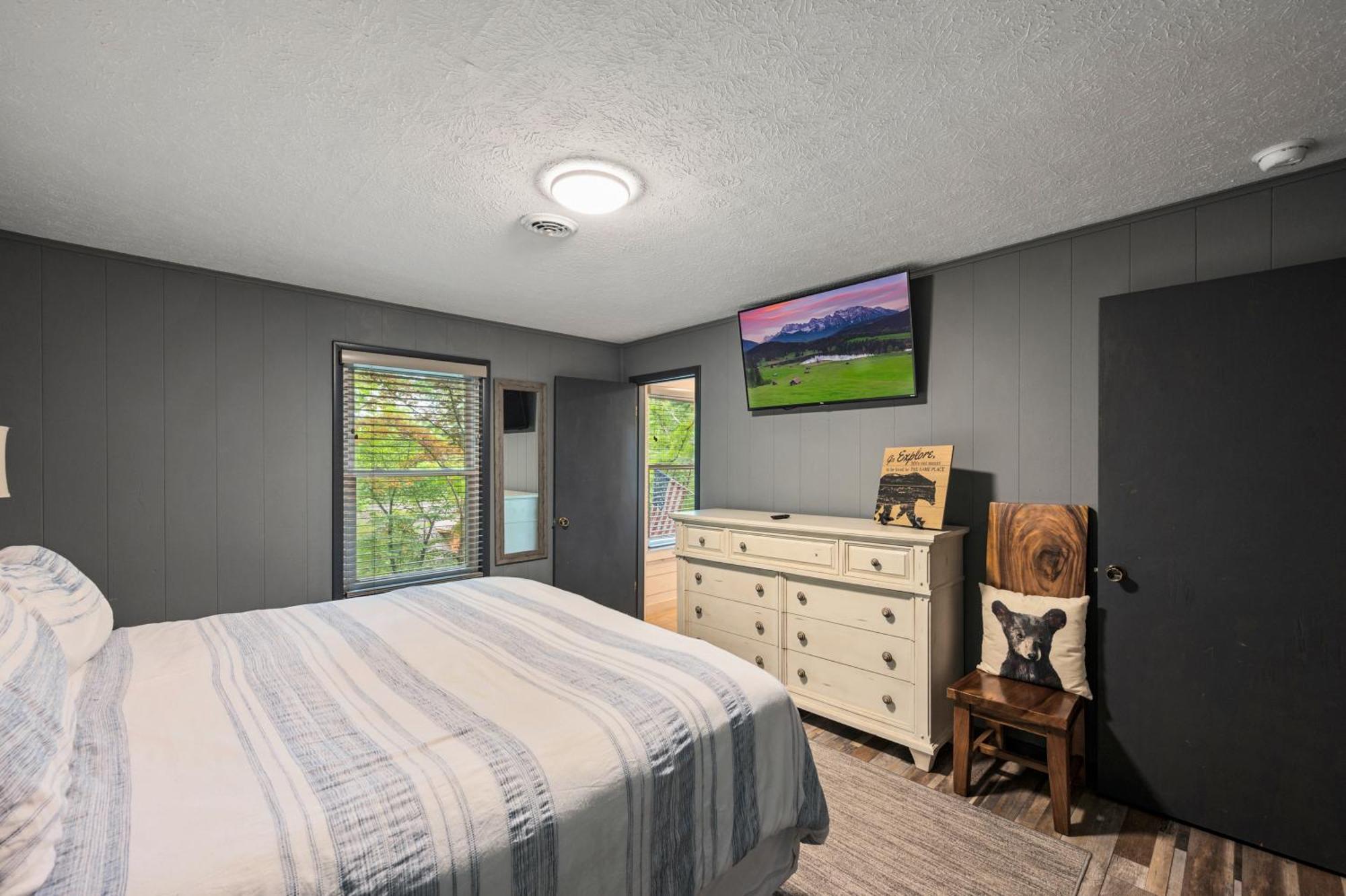 Beautiful With Fireplace And Large Game * Gatlinburg