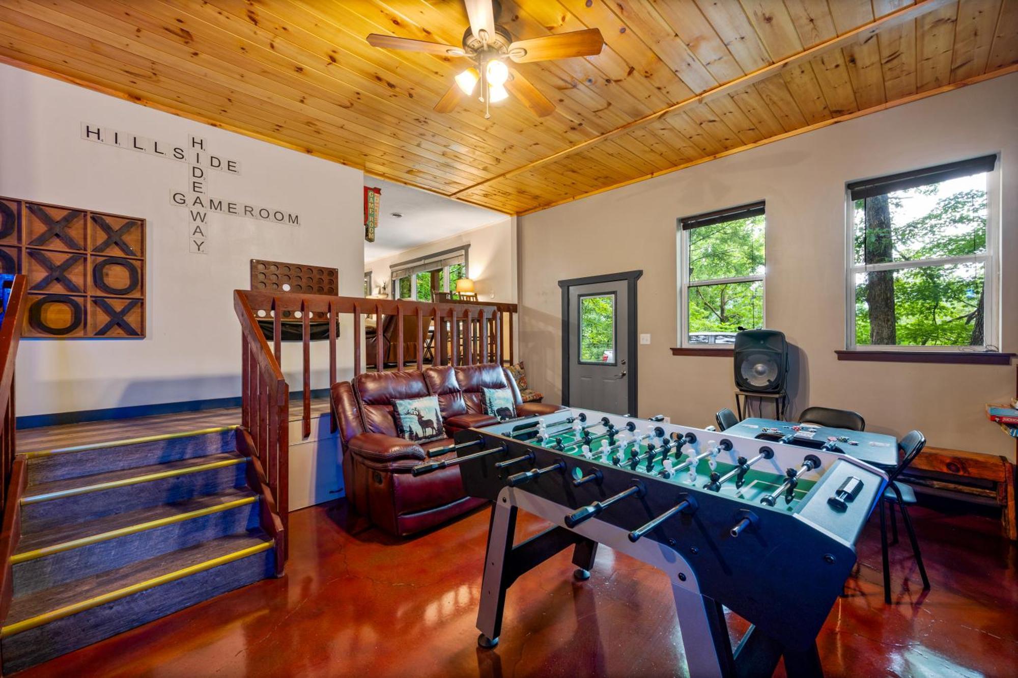 Beautiful With Fireplace And Large Game *