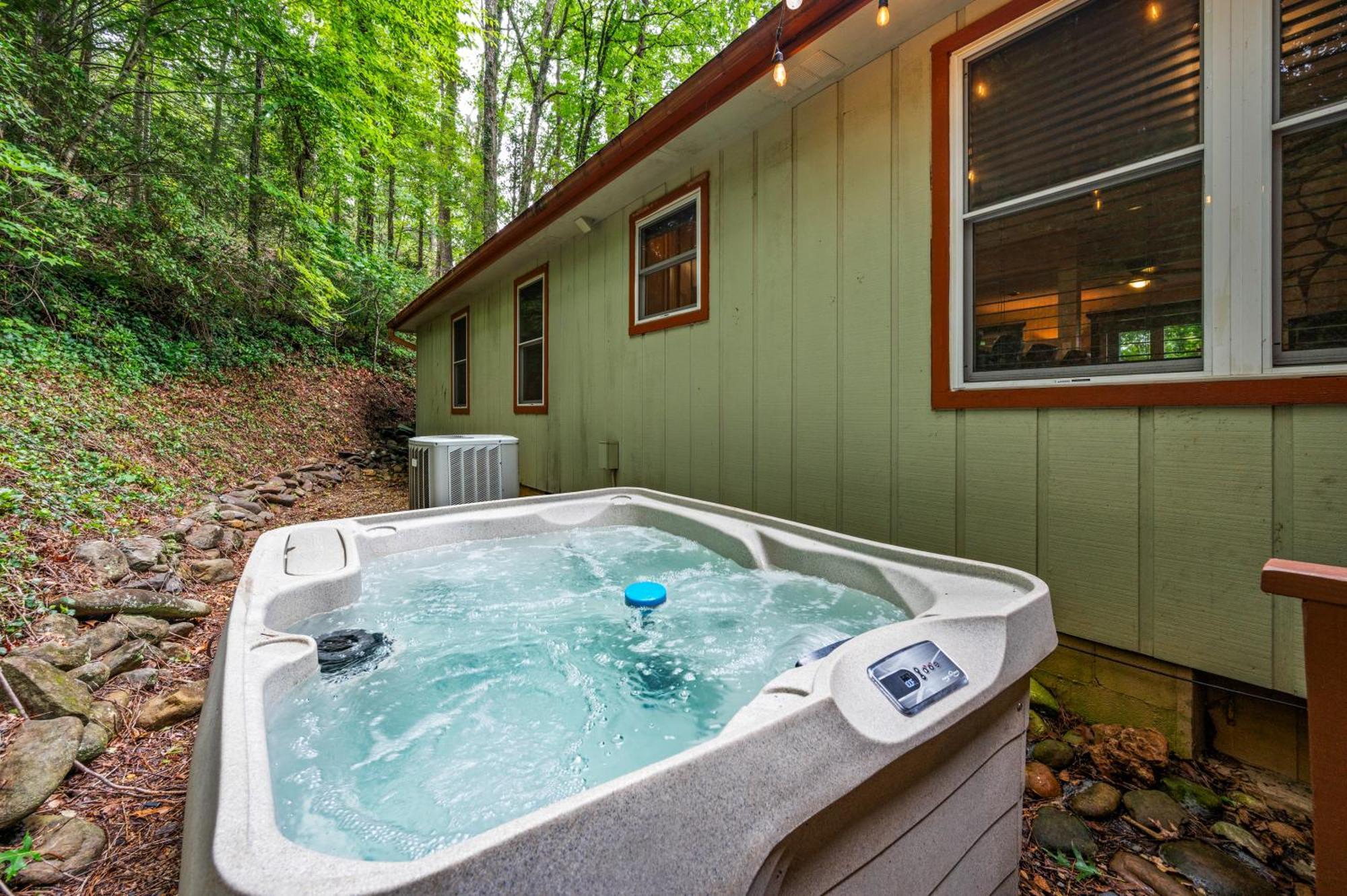 Beautiful With Fireplace And Large Game Gatlinburg