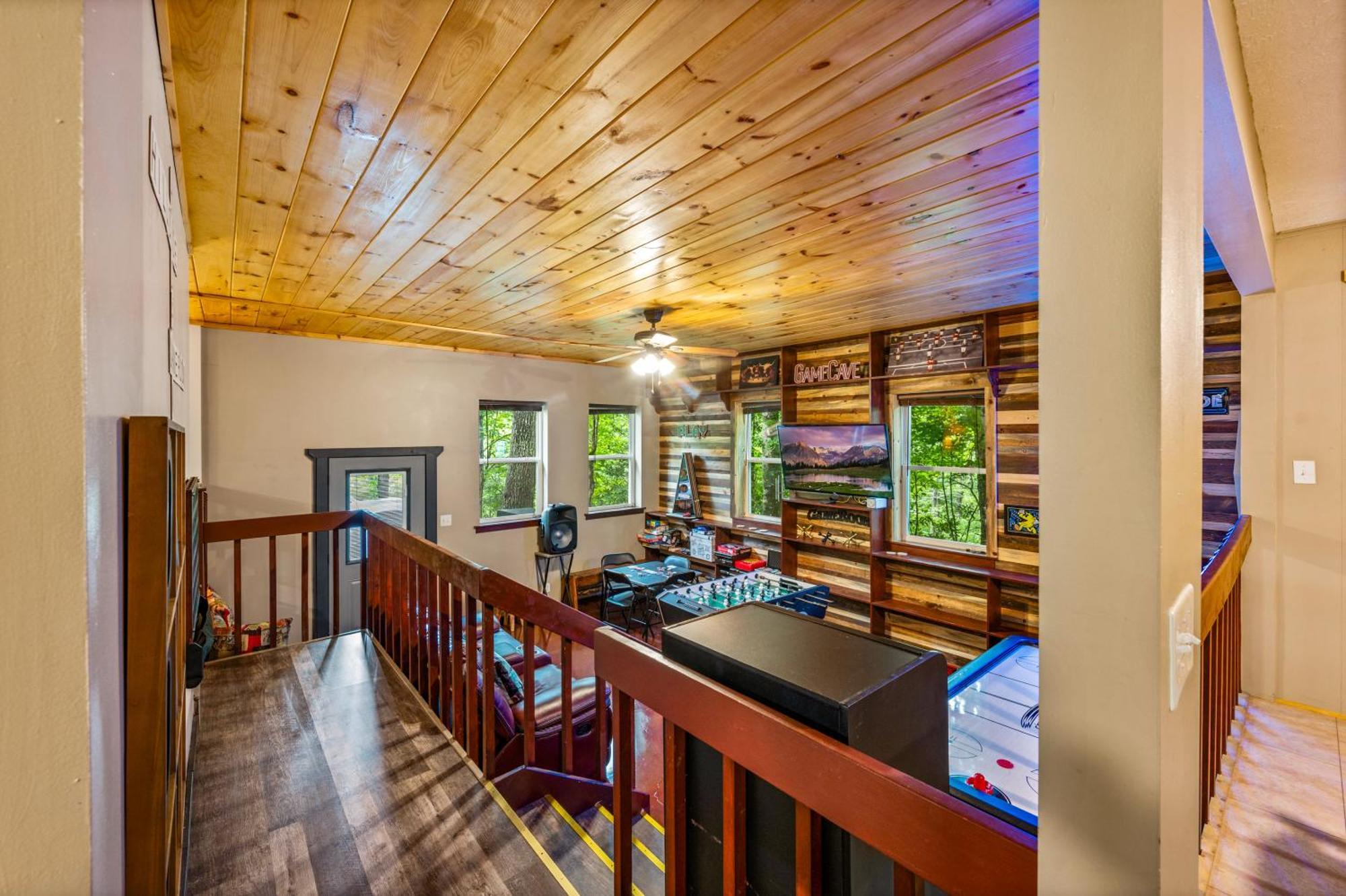 Beautiful With Fireplace And Large Game
