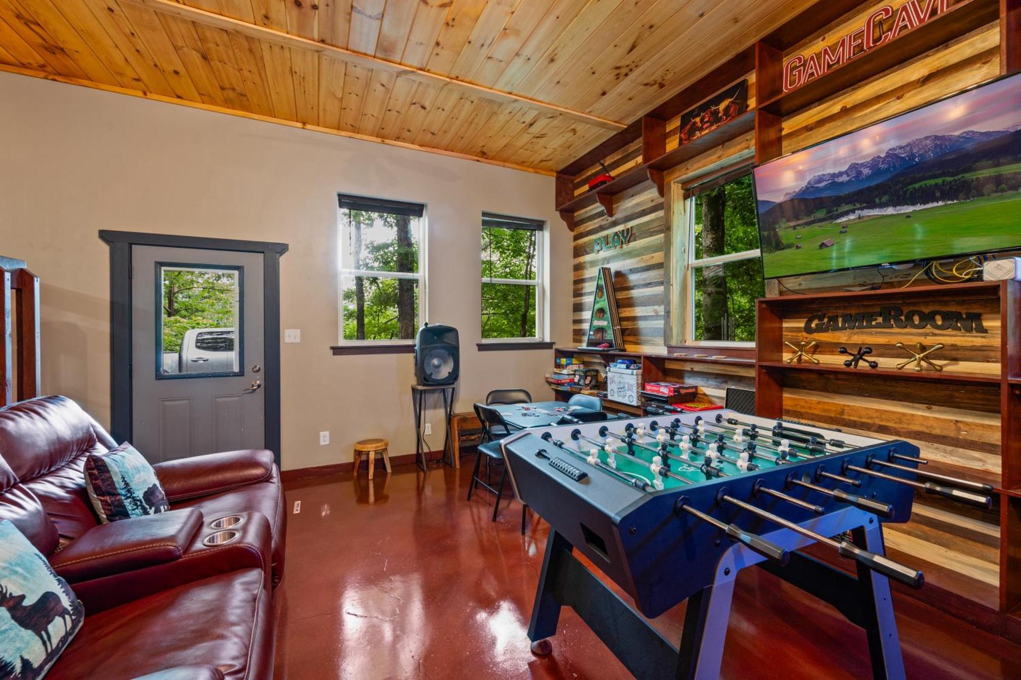 Beautiful With Fireplace And Large Game * Gatlinburg