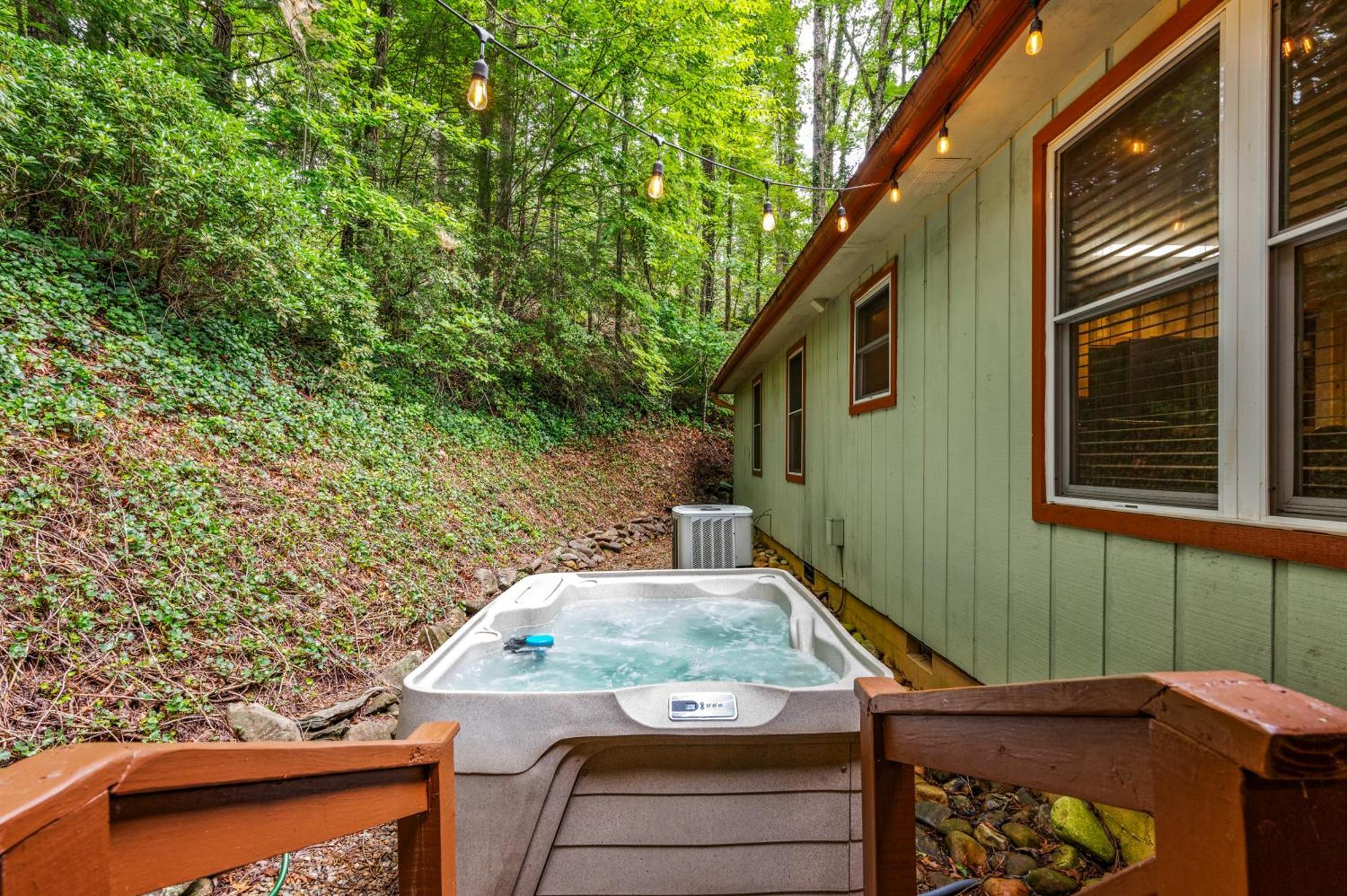 Beautiful With Fireplace And Large Game *