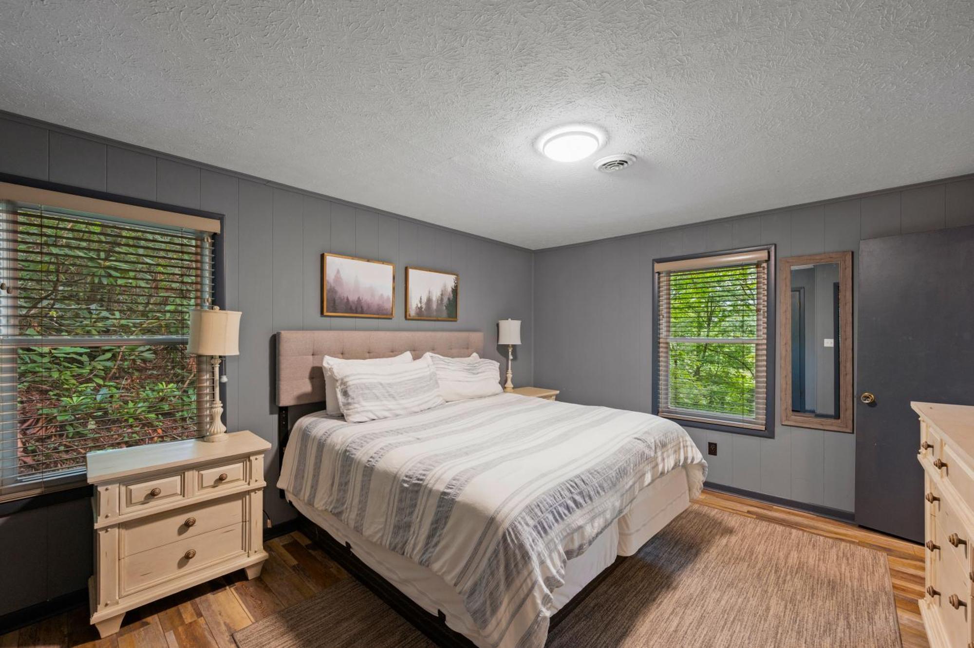 Beautiful With Fireplace And Large Game Holiday home Gatlinburg