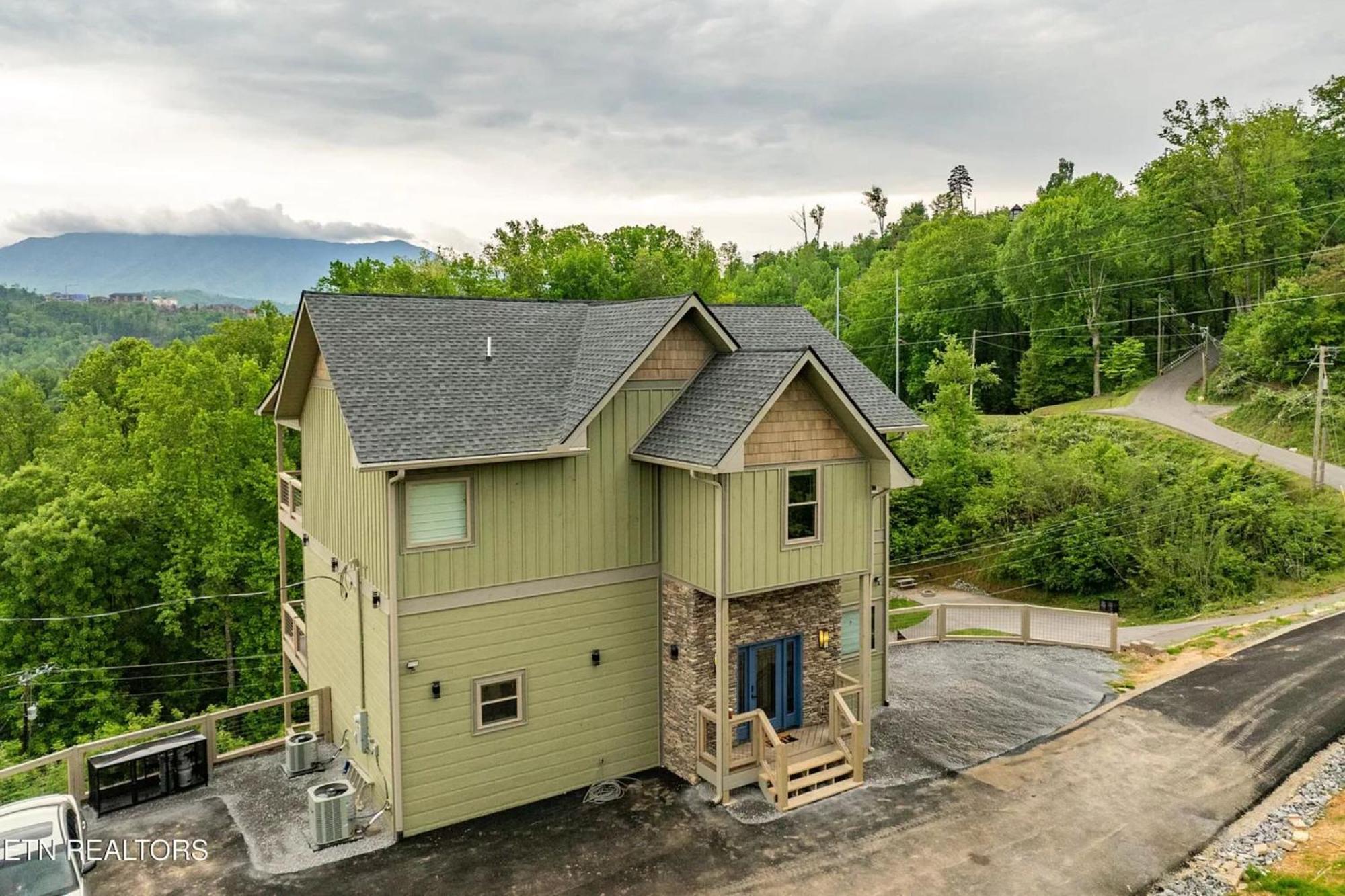 Hemlock Hideaway Villa Gatlinburg
