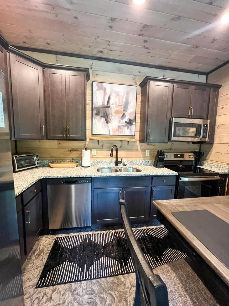Jj Getaway Is A Beautiful 1 Bedroom In Cobbly Knob - Sleeps 6 Holiday home Gatlinburg