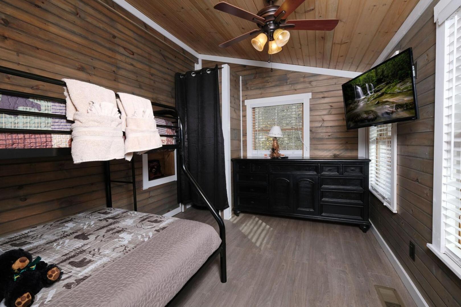 Pitter Patter Swimming Pool Ht Near D'town Holiday home Gatlinburg