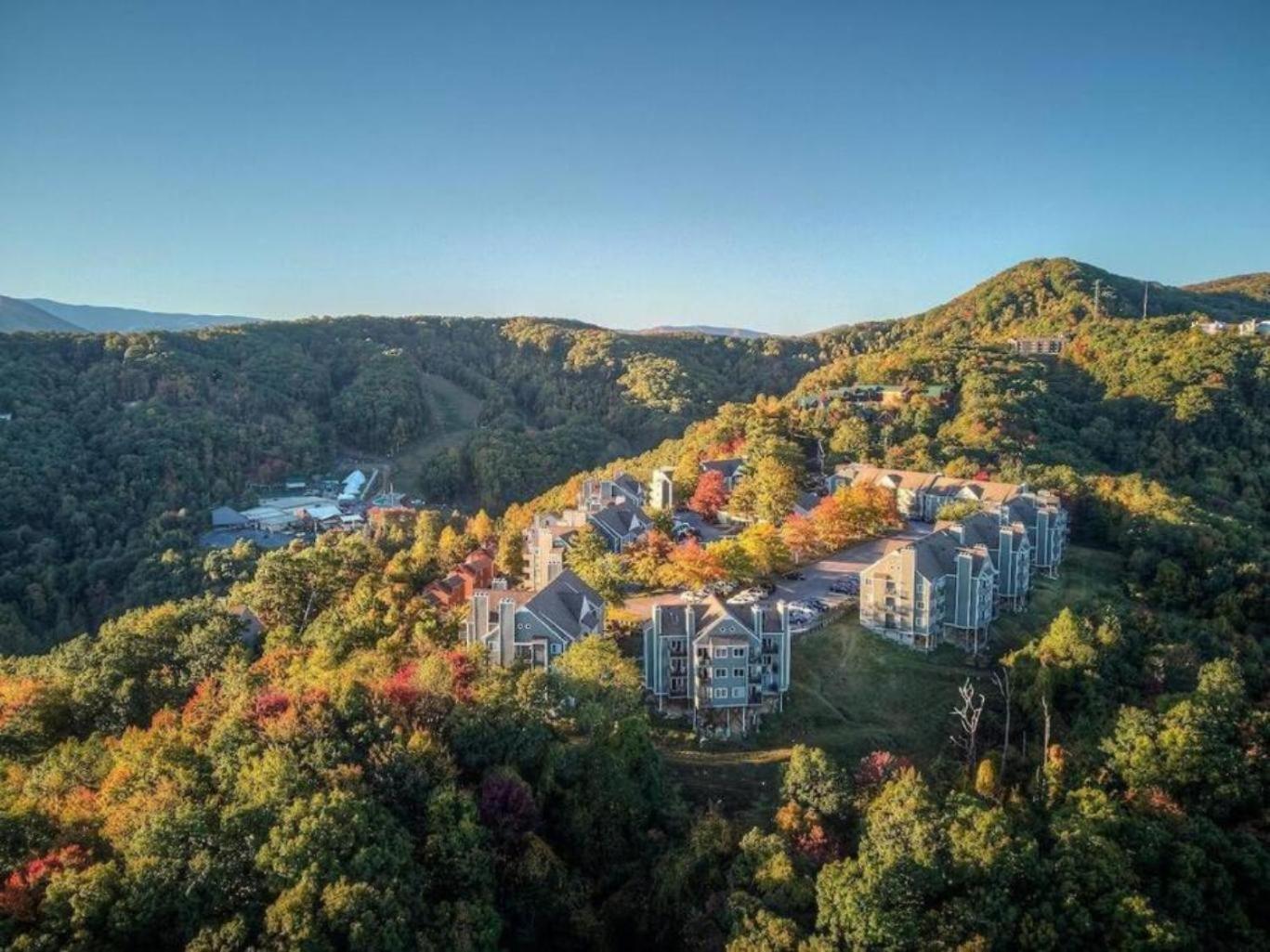Apartment 2 Places, 1 Epic Smoky Mtn Stay! Breathtaking Views-indoor Pool-outdoor Pool-hot Tubs-arcade-playground-close To Downtown *