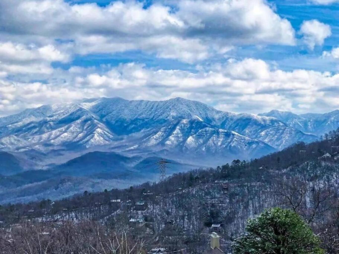 Apartment 2 Places, 1 Epic Smoky Mtn Stay! Breathtaking Views-indoor Pool-outdoor Pool-hot Tubs-arcade-playground-close To Downtown