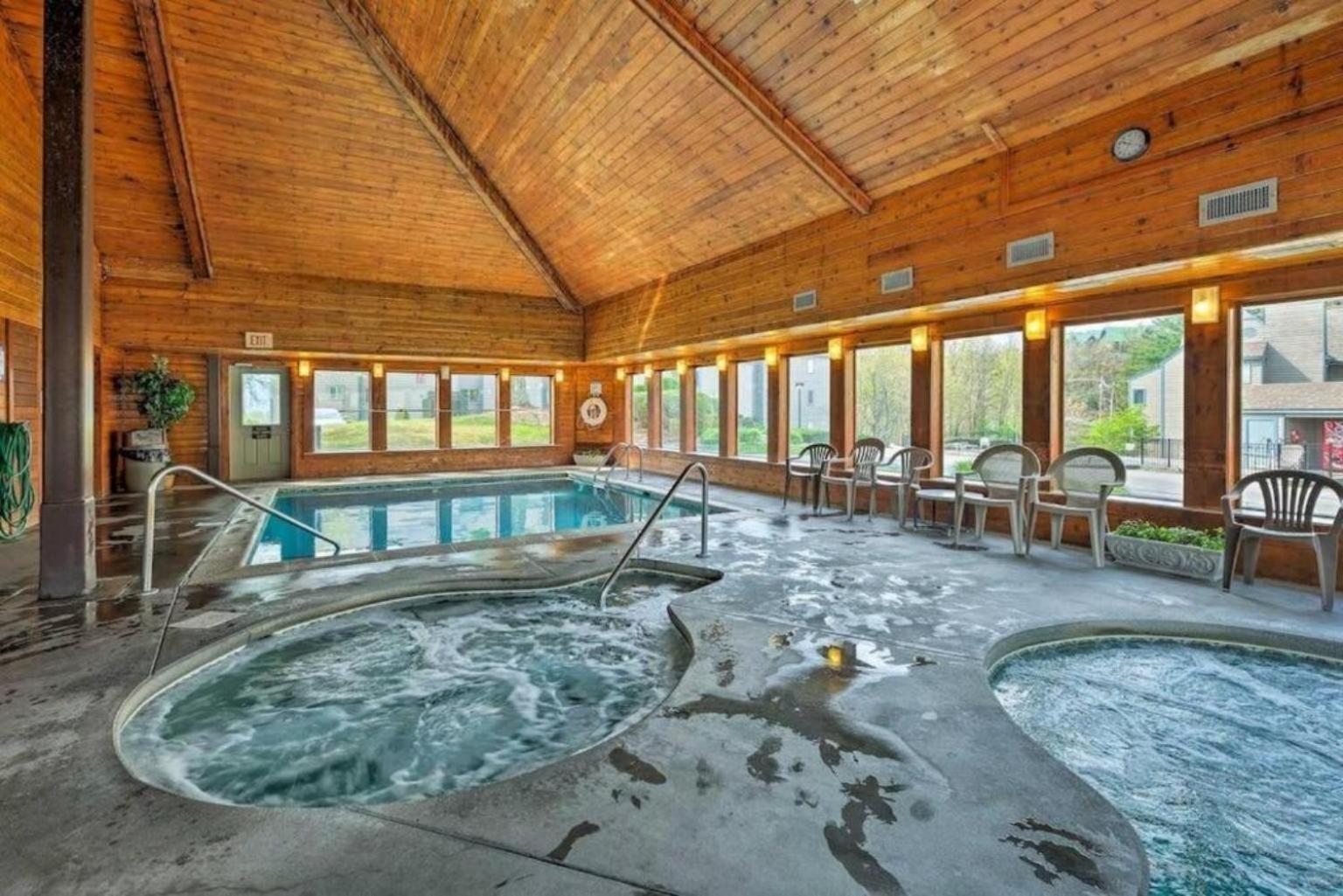 Apartment 2 Places, 1 Epic Smoky Mtn Stay! Breathtaking Views-indoor Pool-outdoor Pool-hot Tubs-arcade-playground-close To Downtown Gatlinburg
