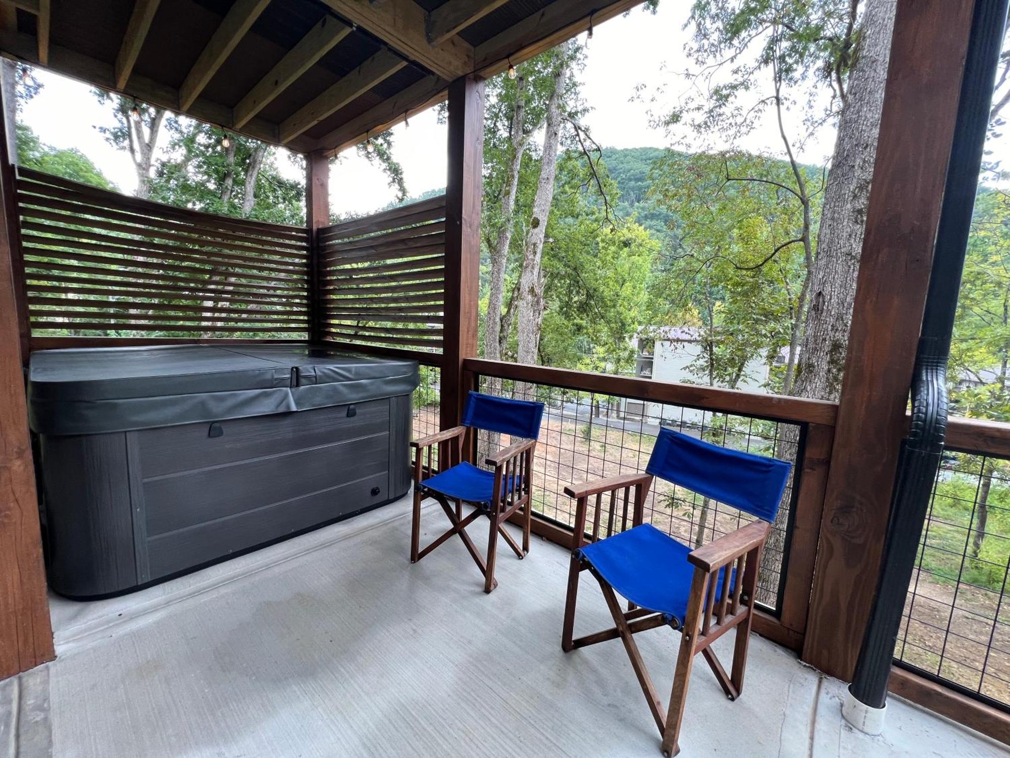 Beary Playful A Highend Luxury Nestled In The Heart Of Downtown Holiday home *