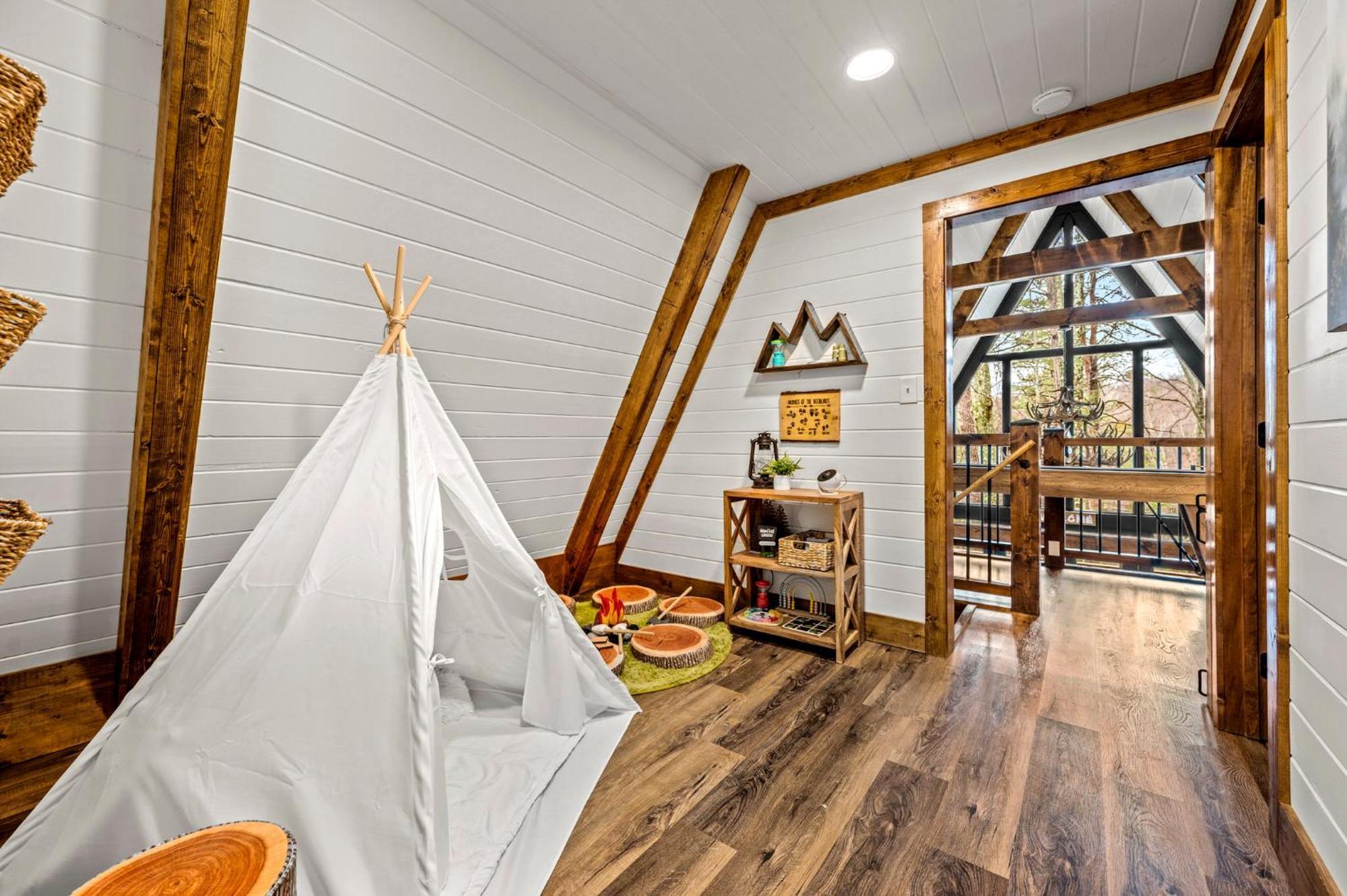 Chalet 1mile Downtown, Handicap Ramp, Hot Tub, Game Gatlinburg
