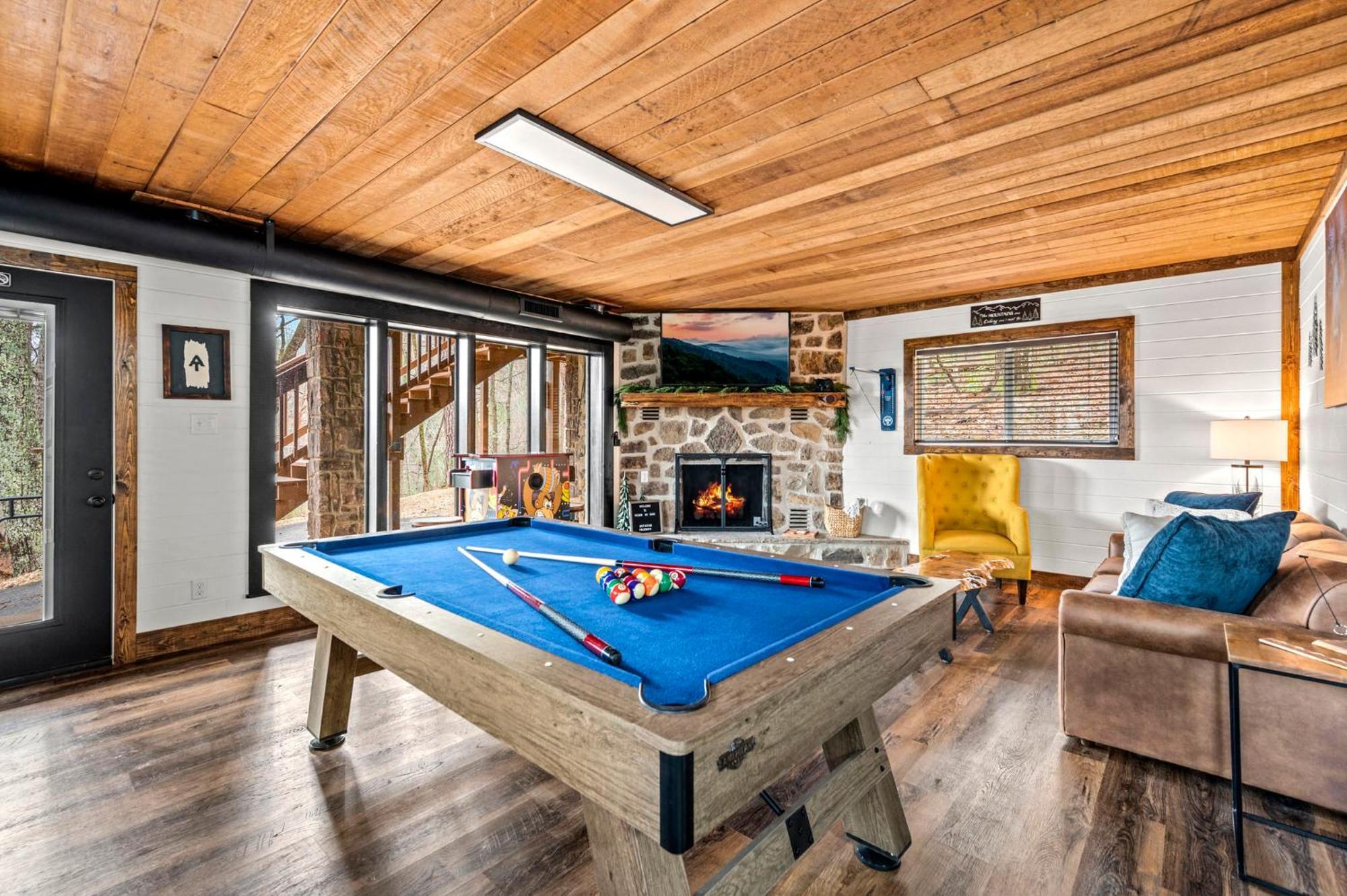 Chalet 1mile Downtown, Handicap Ramp, Hot Tub, Game