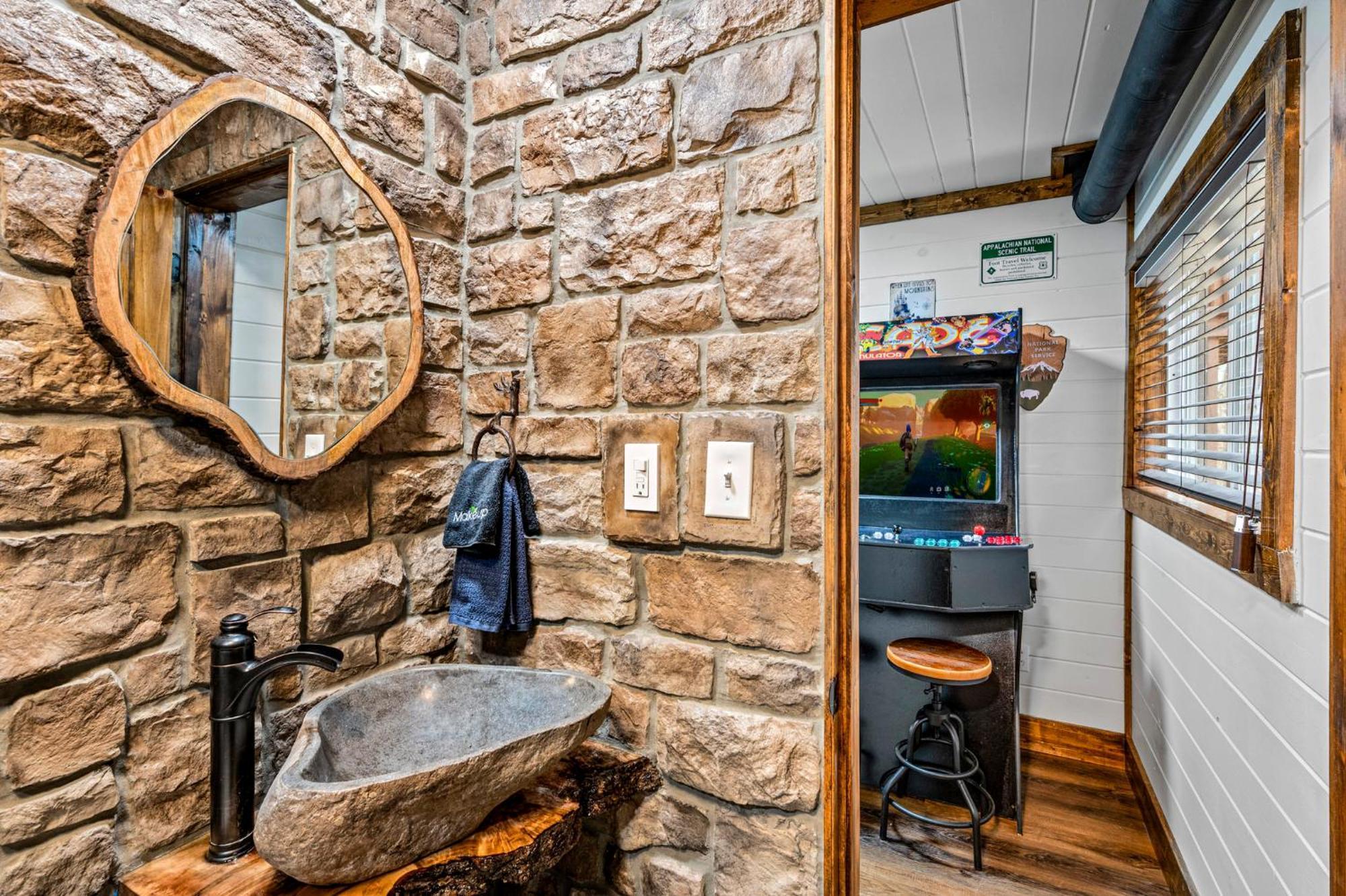 1mile Downtown, Handicap Ramp, Hot Tub, Game Chalet Gatlinburg