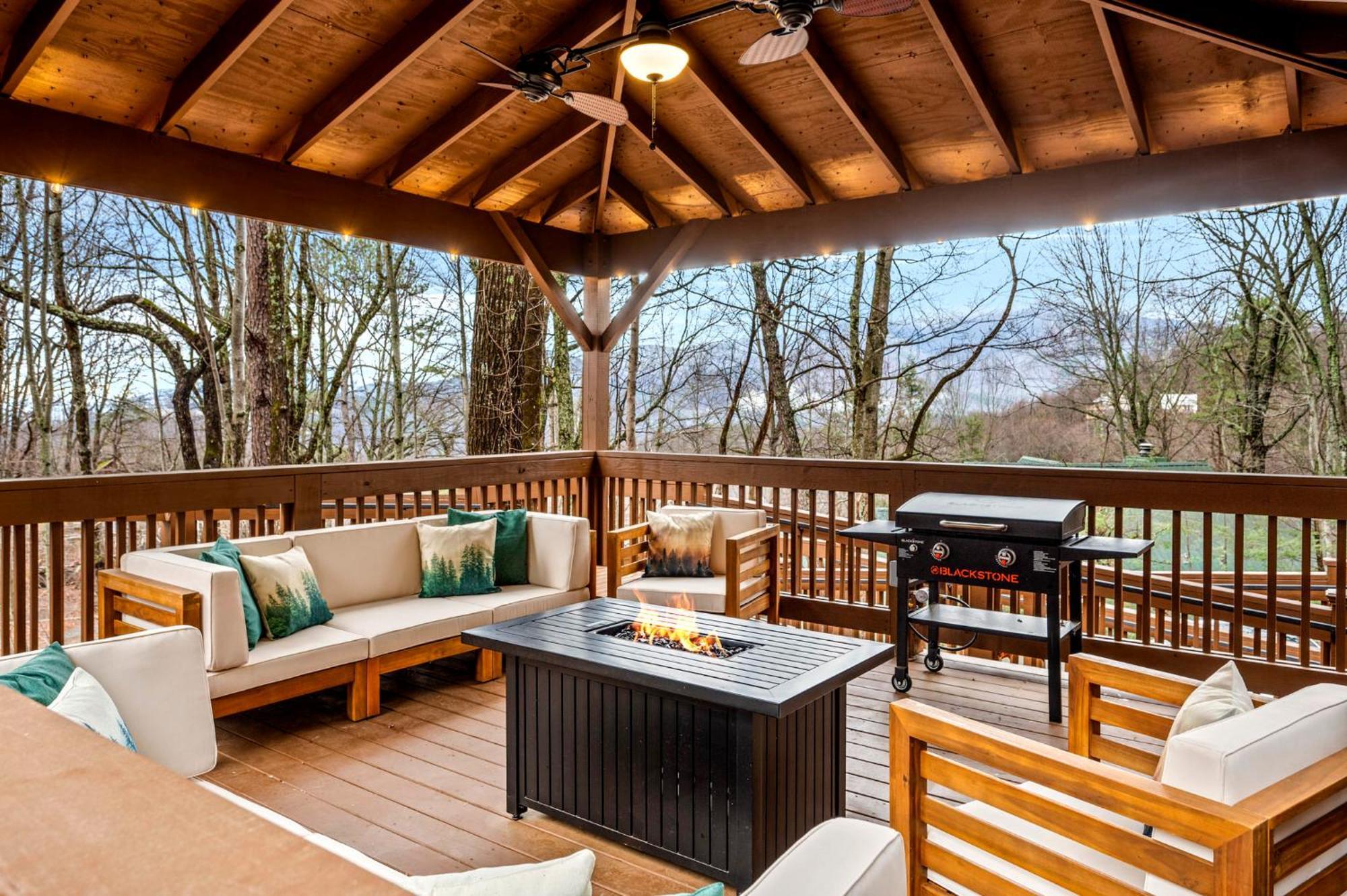 1mile Downtown, Handicap Ramp, Hot Tub, Game Chalet