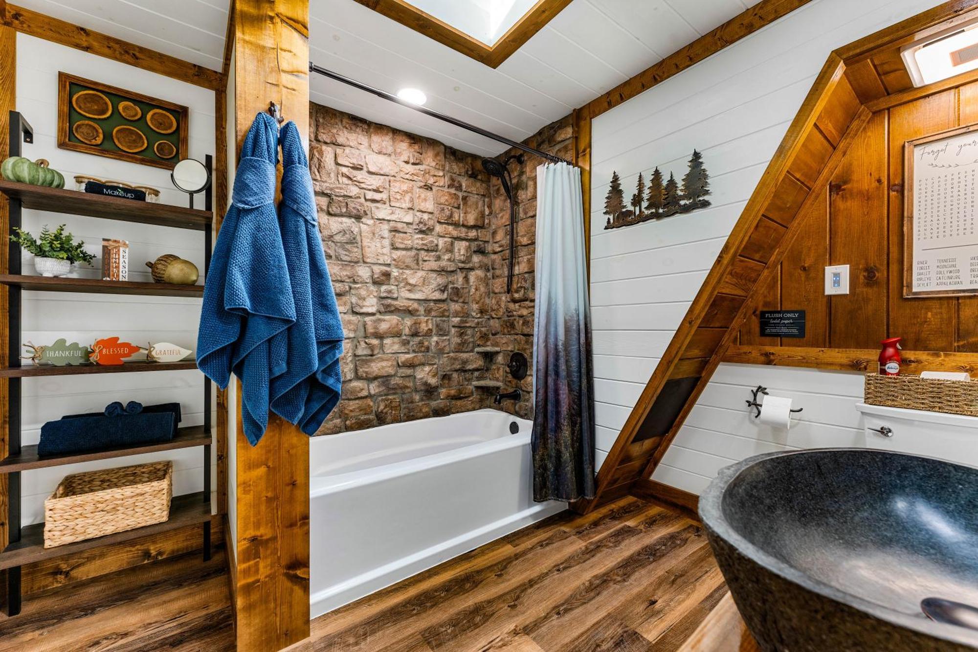 1mile Downtown, Handicap Ramp, Hot Tub, Game Chalet Gatlinburg