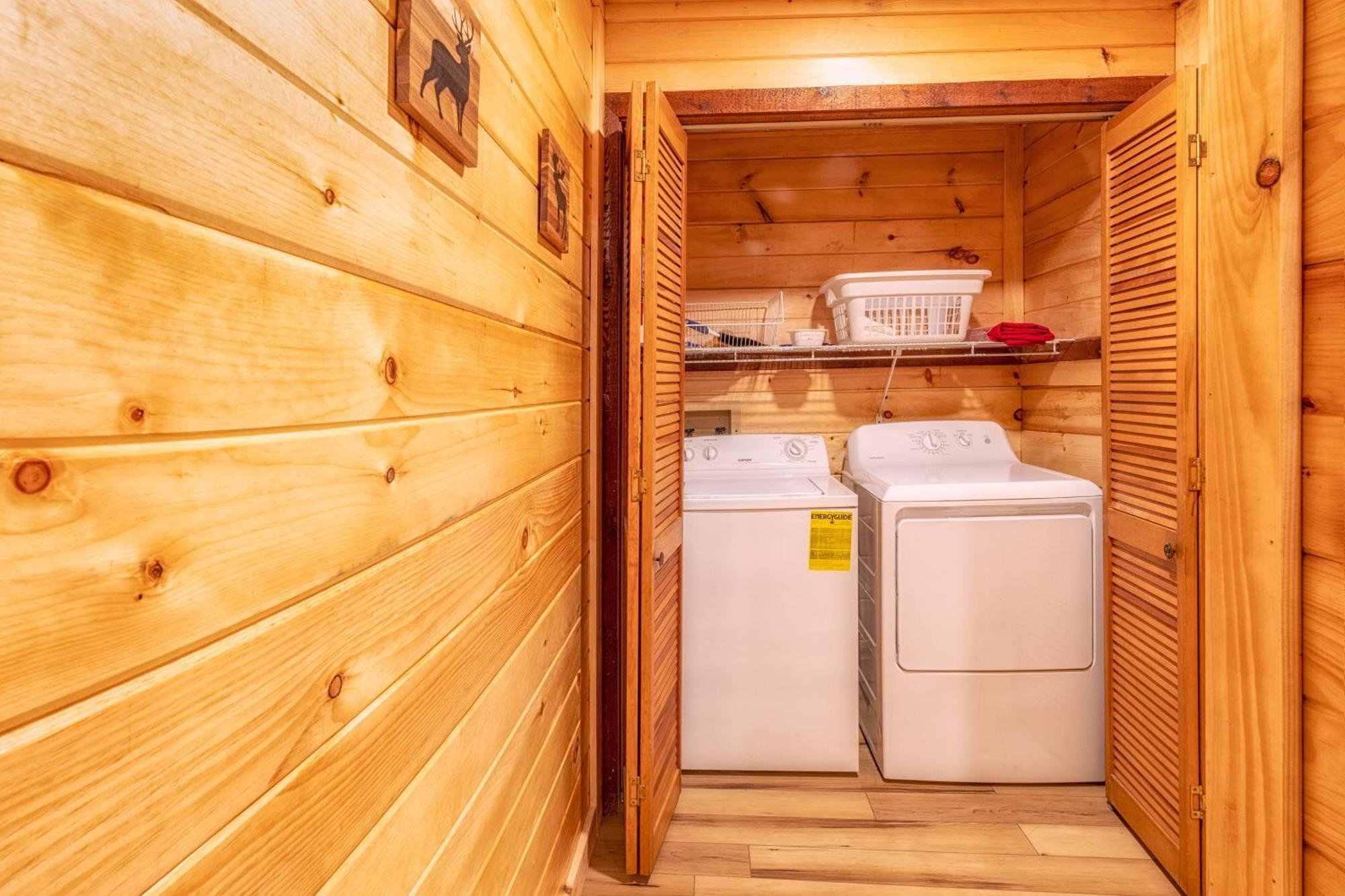 Real Log With Amazing Views, Hot Tub, Sauna, Games Gatlinburg