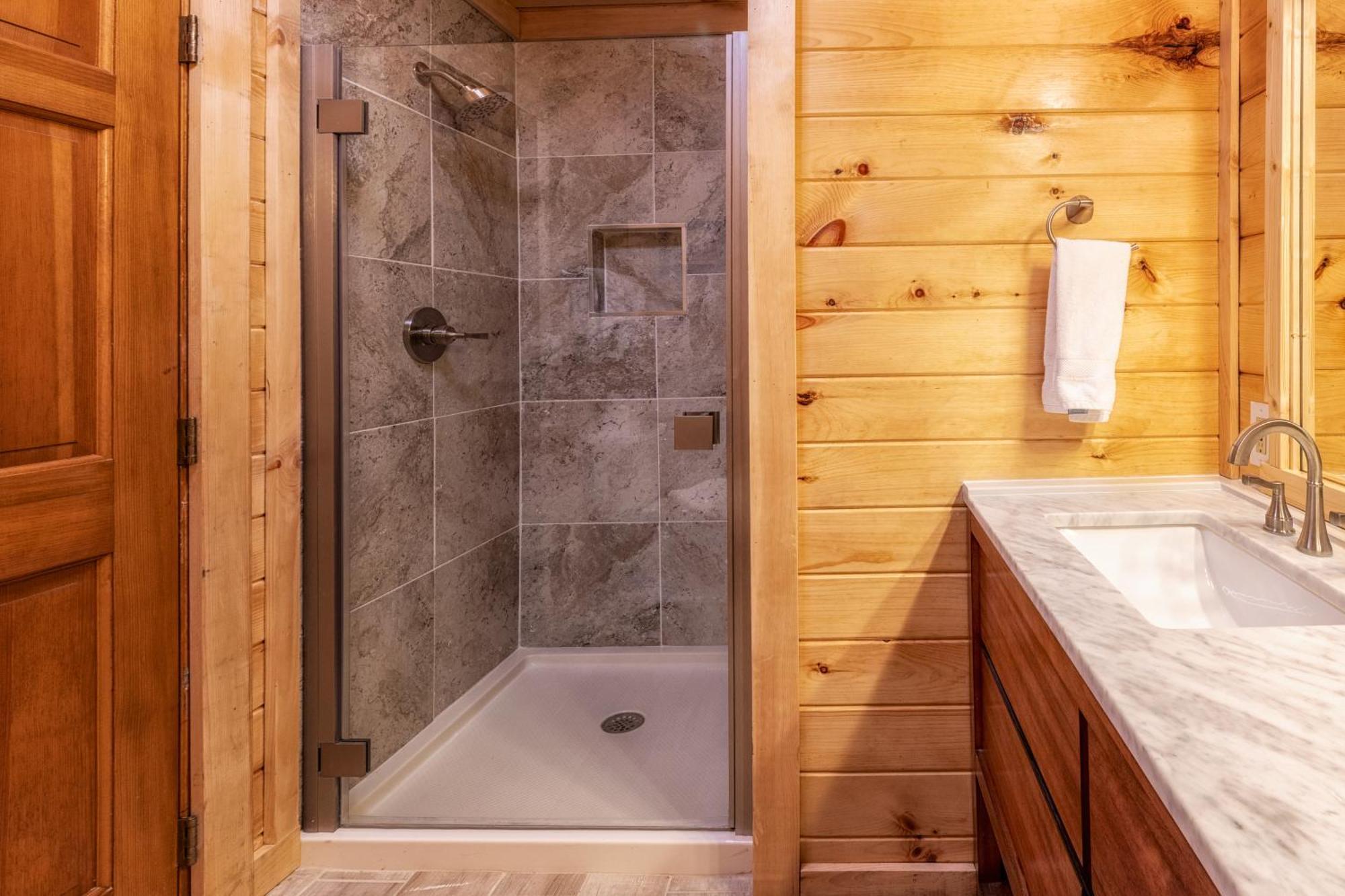 Real Log With Amazing Views, Hot Tub, Sauna, Games