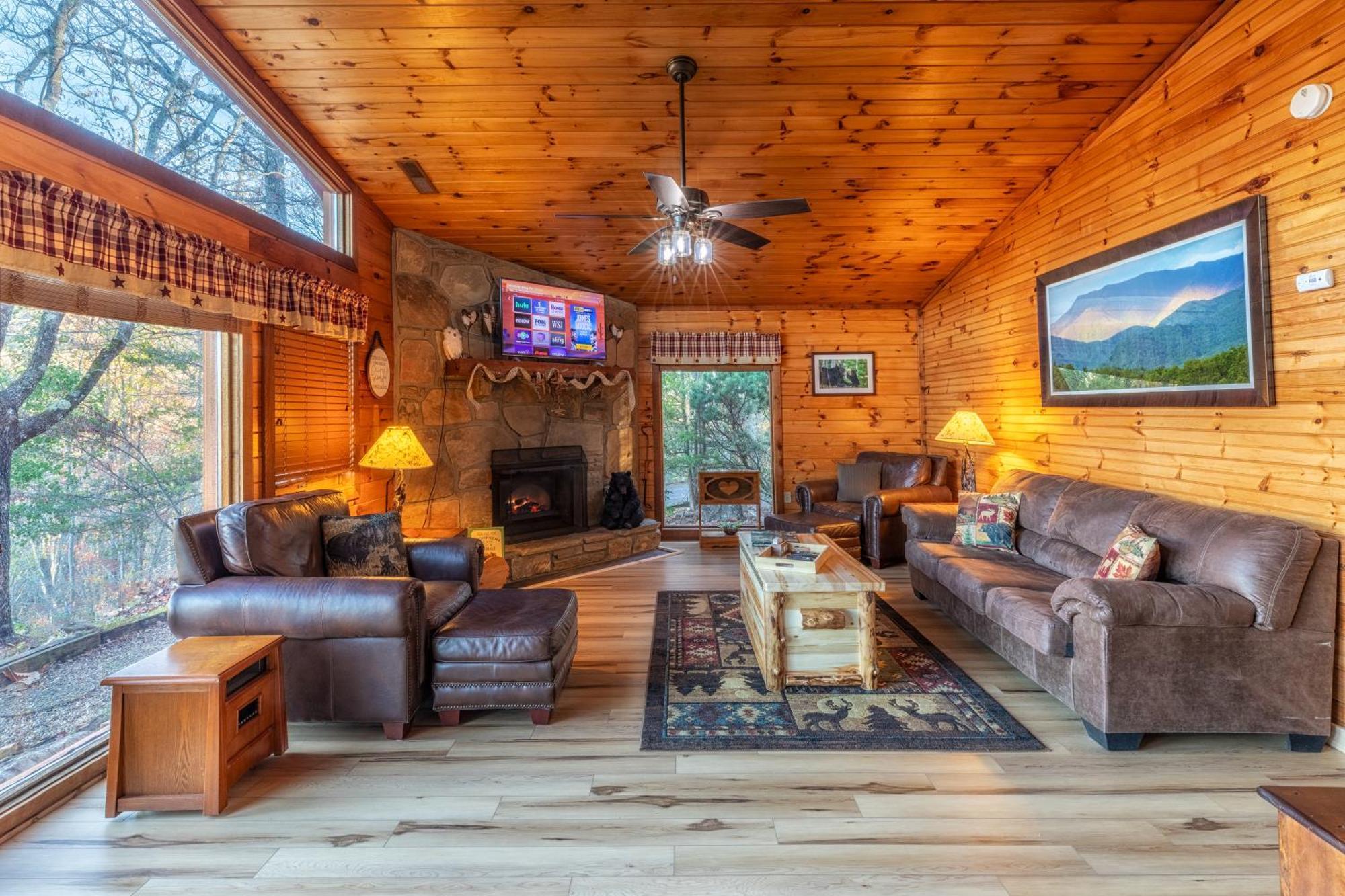 Real Log With Amazing Views, Hot Tub, Sauna, Games Holiday home Gatlinburg