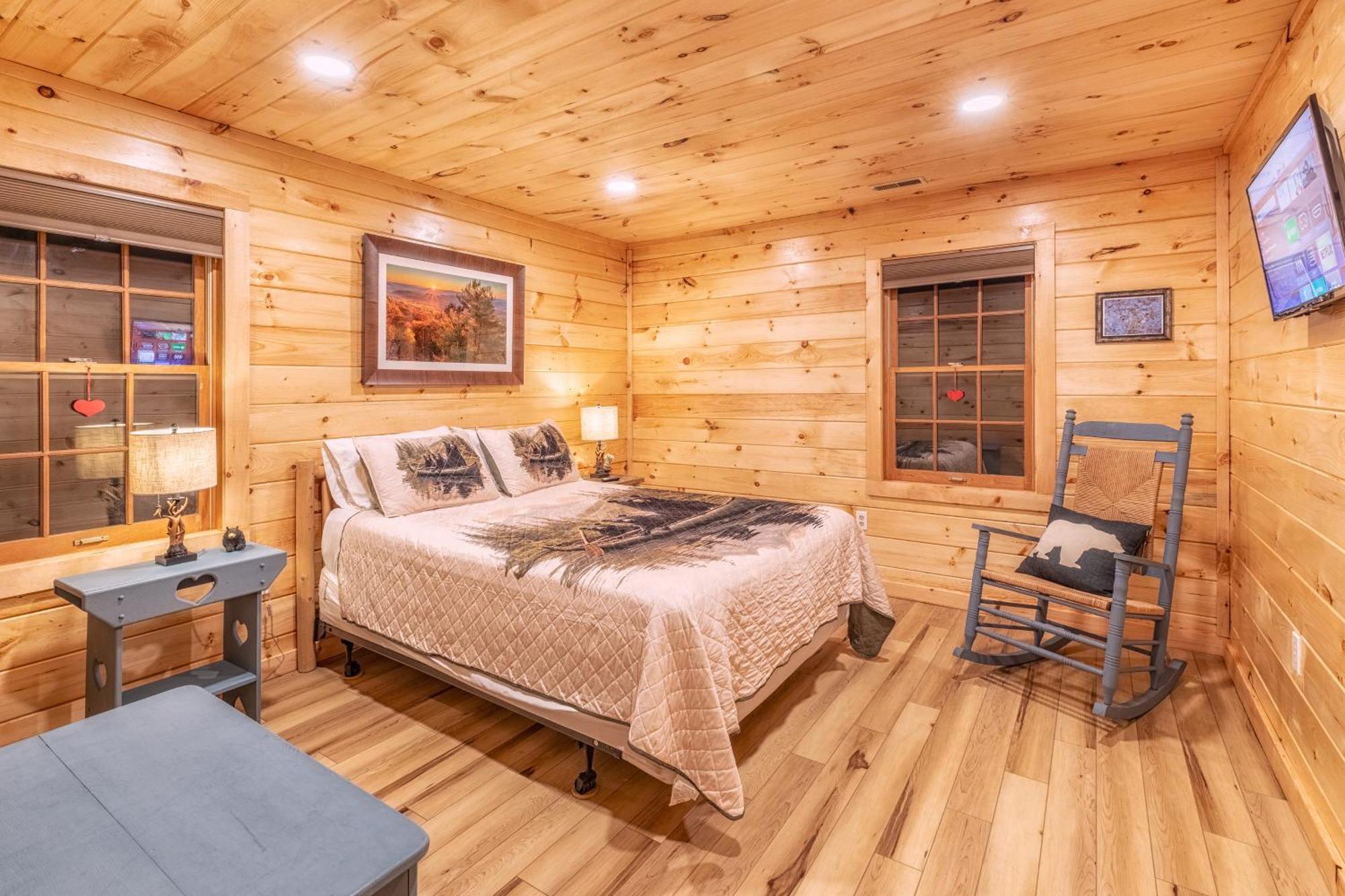 Real Log With Amazing Views, Hot Tub, Sauna, Games * Gatlinburg