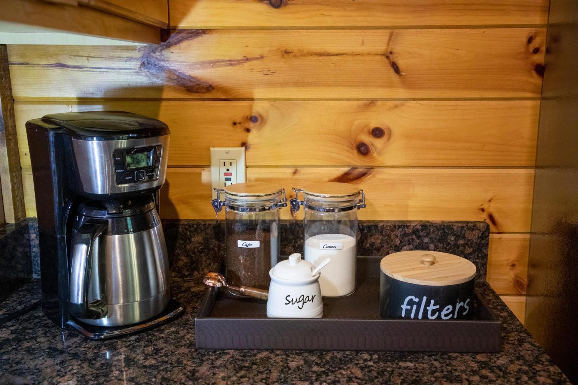 Real Log With Amazing Views, Hot Tub, Sauna, Games * Gatlinburg