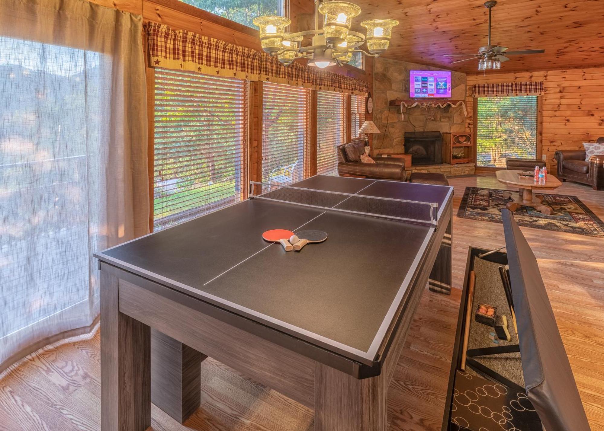 Real Log With Amazing Views, Hot Tub, Sauna, Games Holiday home Gatlinburg