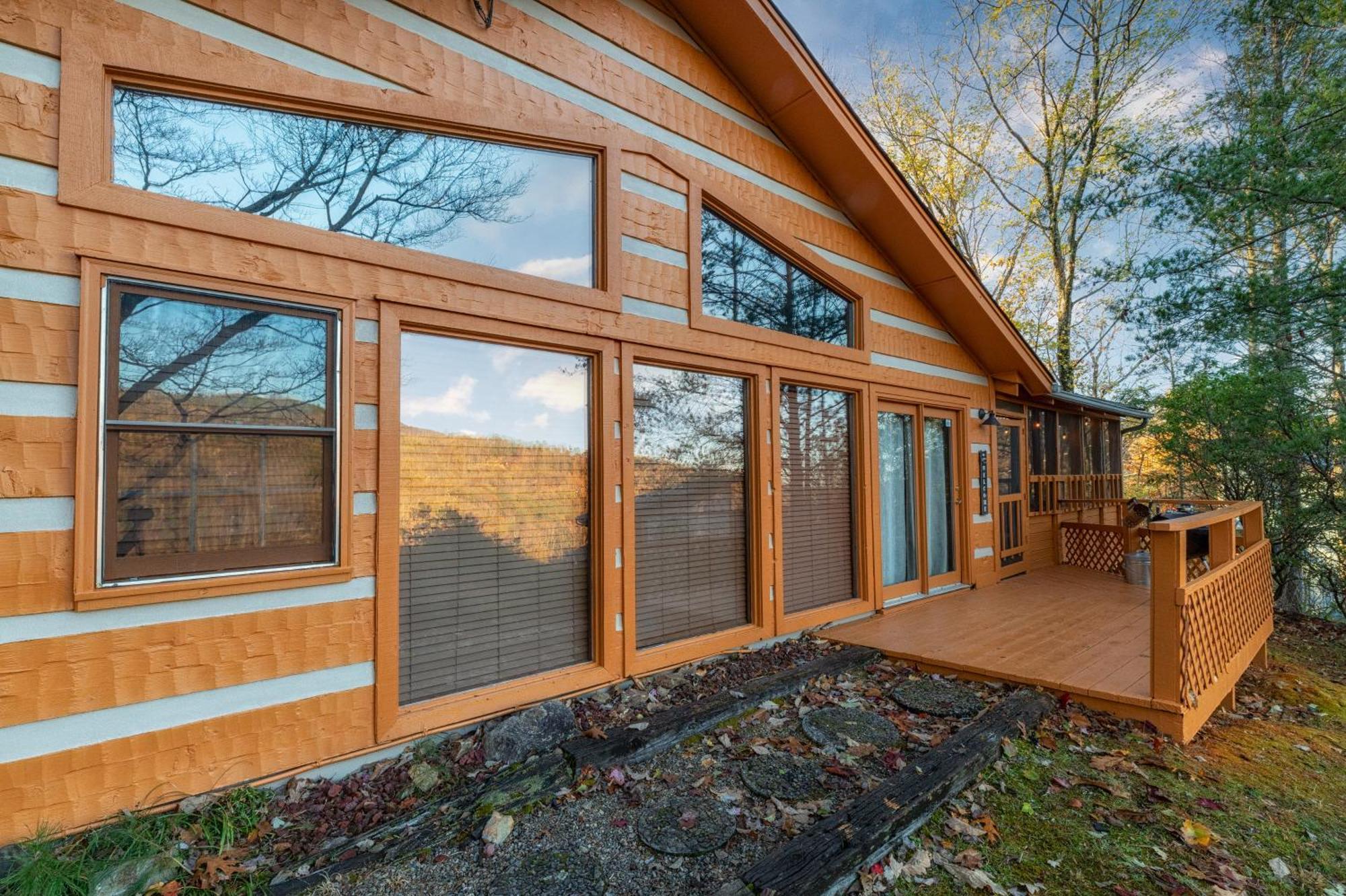 Real Log With Amazing Views, Hot Tub, Sauna, Games Holiday home Gatlinburg