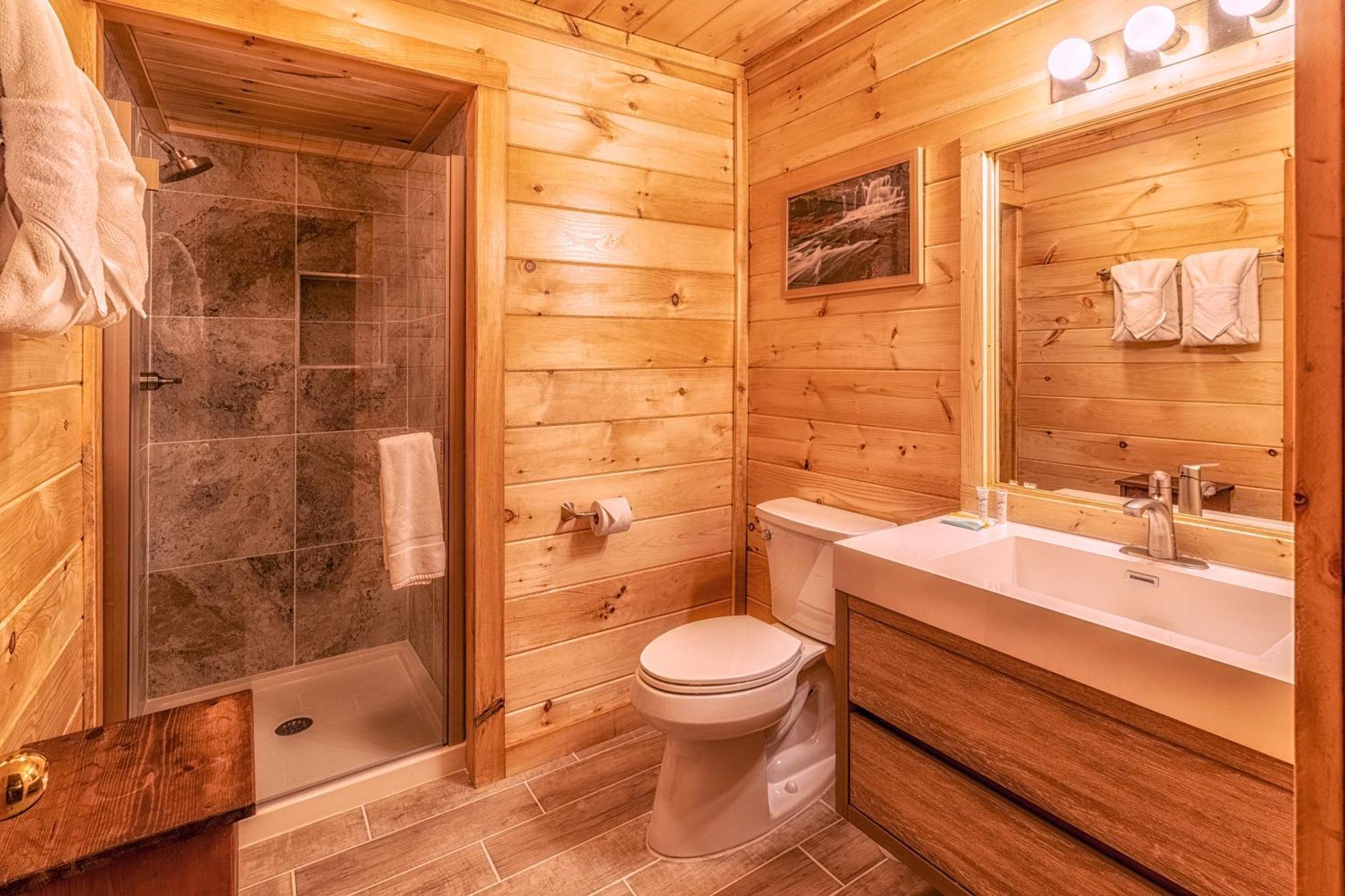 Real Log With Amazing Views, Hot Tub, Sauna, Games *