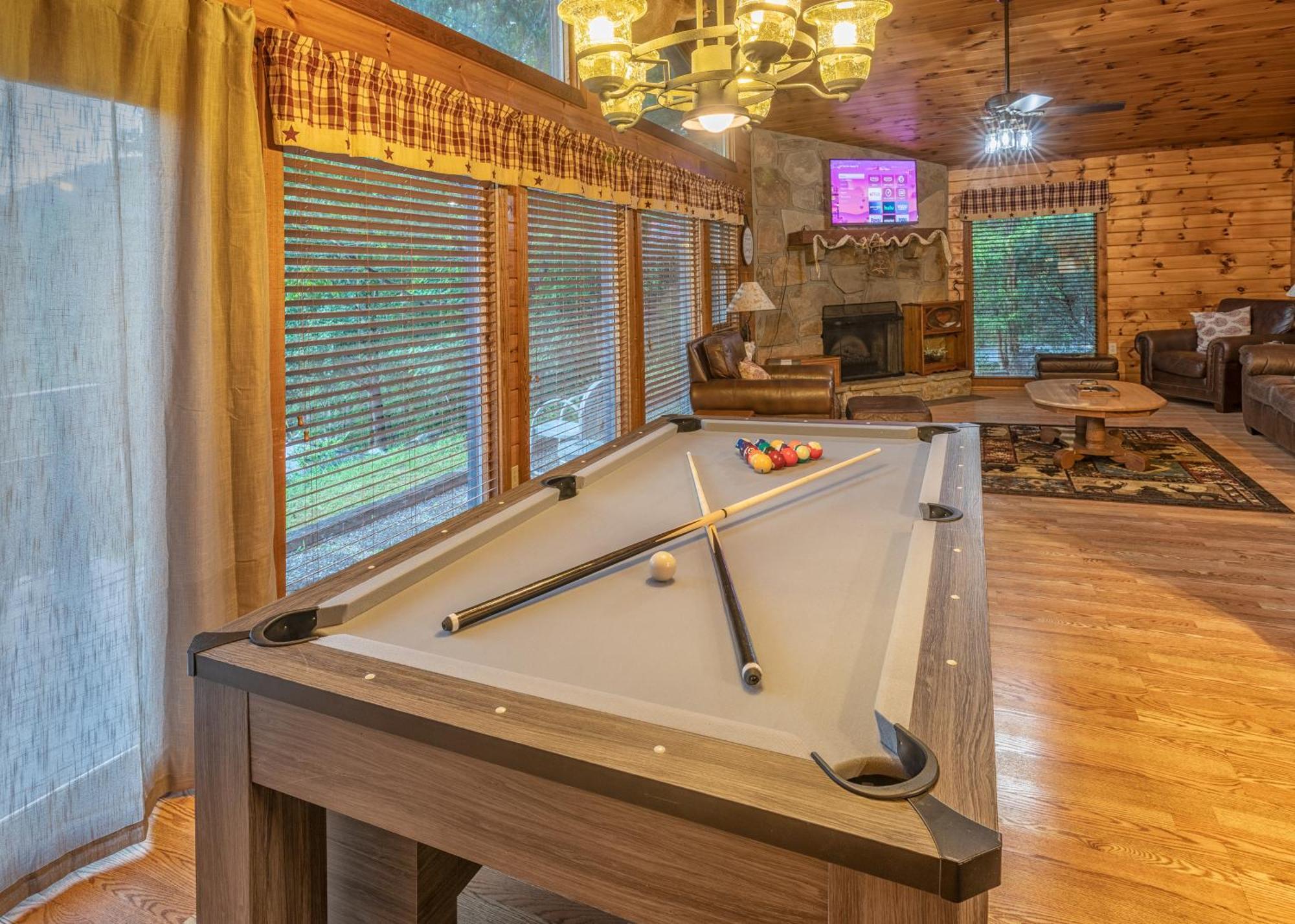 Real Log With Amazing Views, Hot Tub, Sauna, Games Gatlinburg