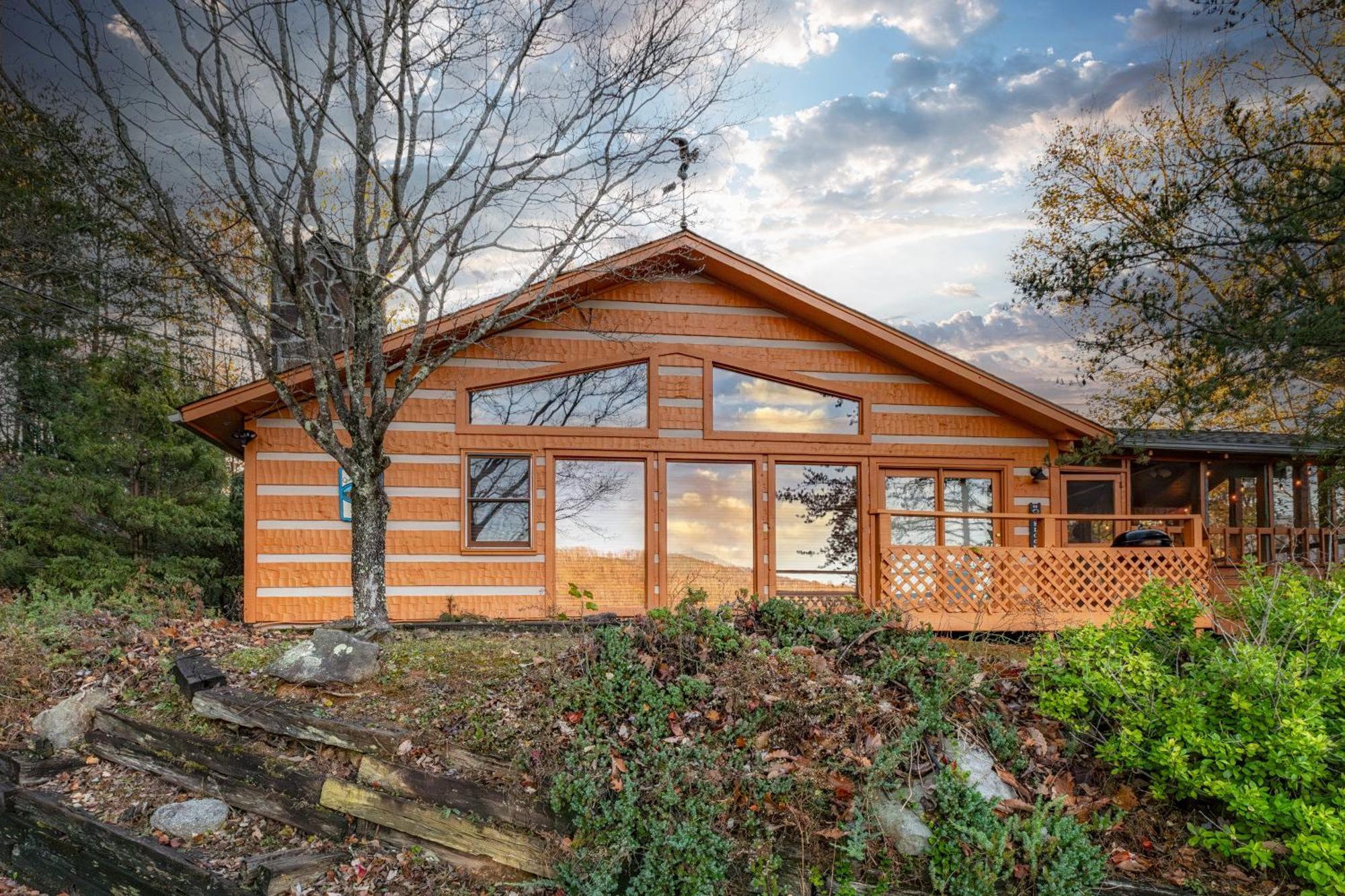 Holiday home Real Log With Amazing Views, Hot Tub, Sauna, Games *