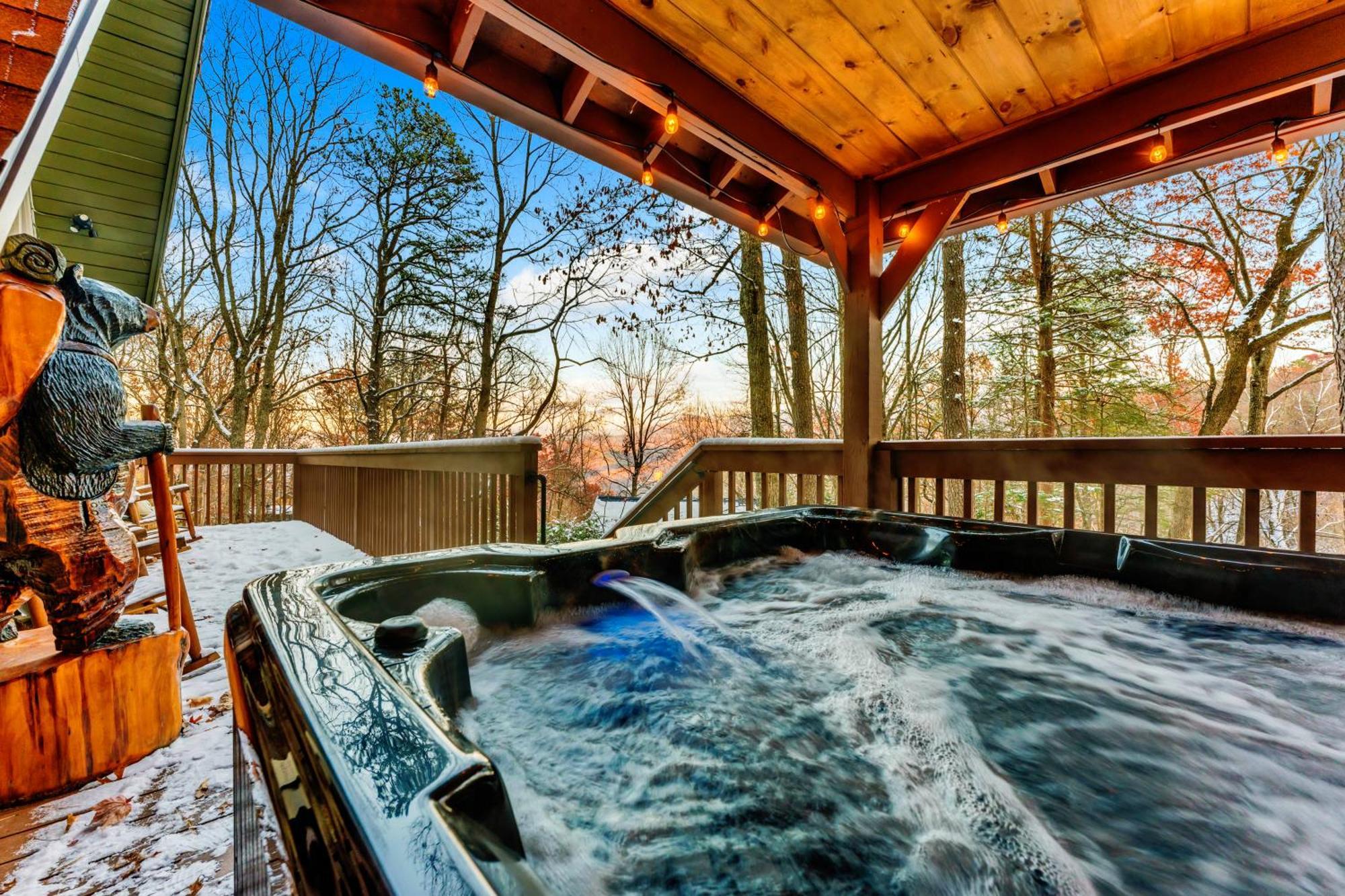 1mile Downtown, Handicap Ramp, Hot Tub, Game