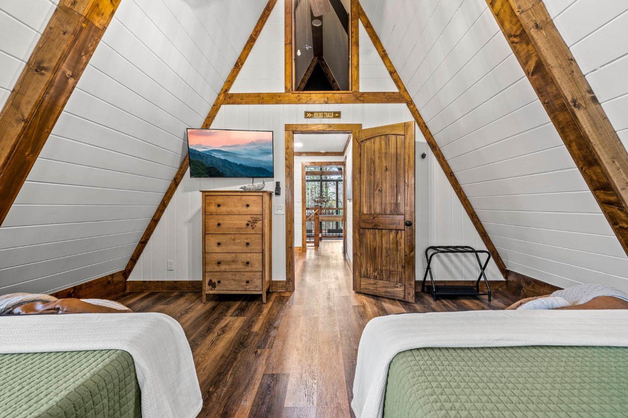 Chalet 1mile Downtown, Handicap Ramp, Hot Tub, Game Gatlinburg