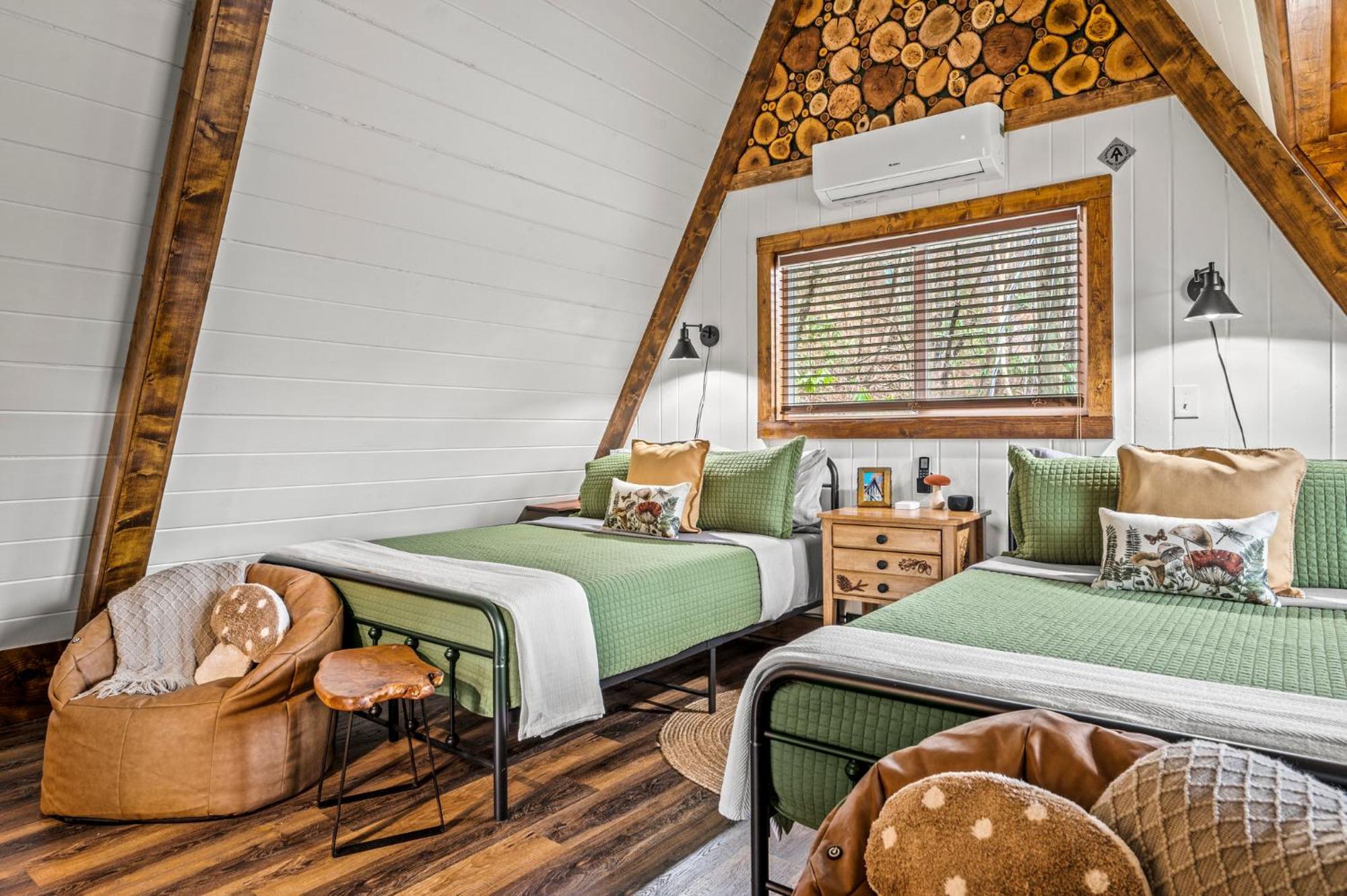 Chalet 1mile Downtown, Handicap Ramp, Hot Tub, Game Gatlinburg