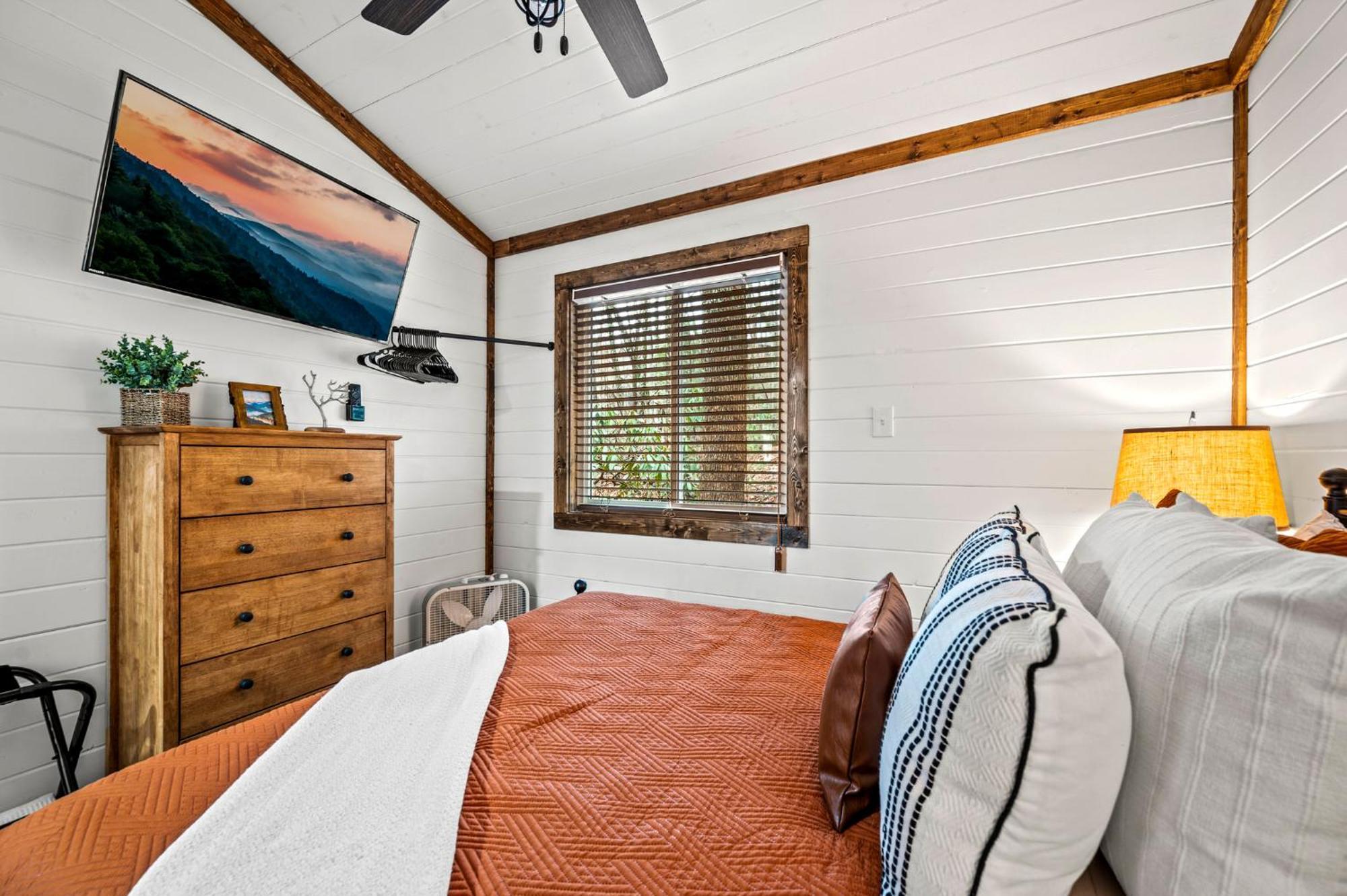 1mile Downtown, Handicap Ramp, Hot Tub, Game Chalet *