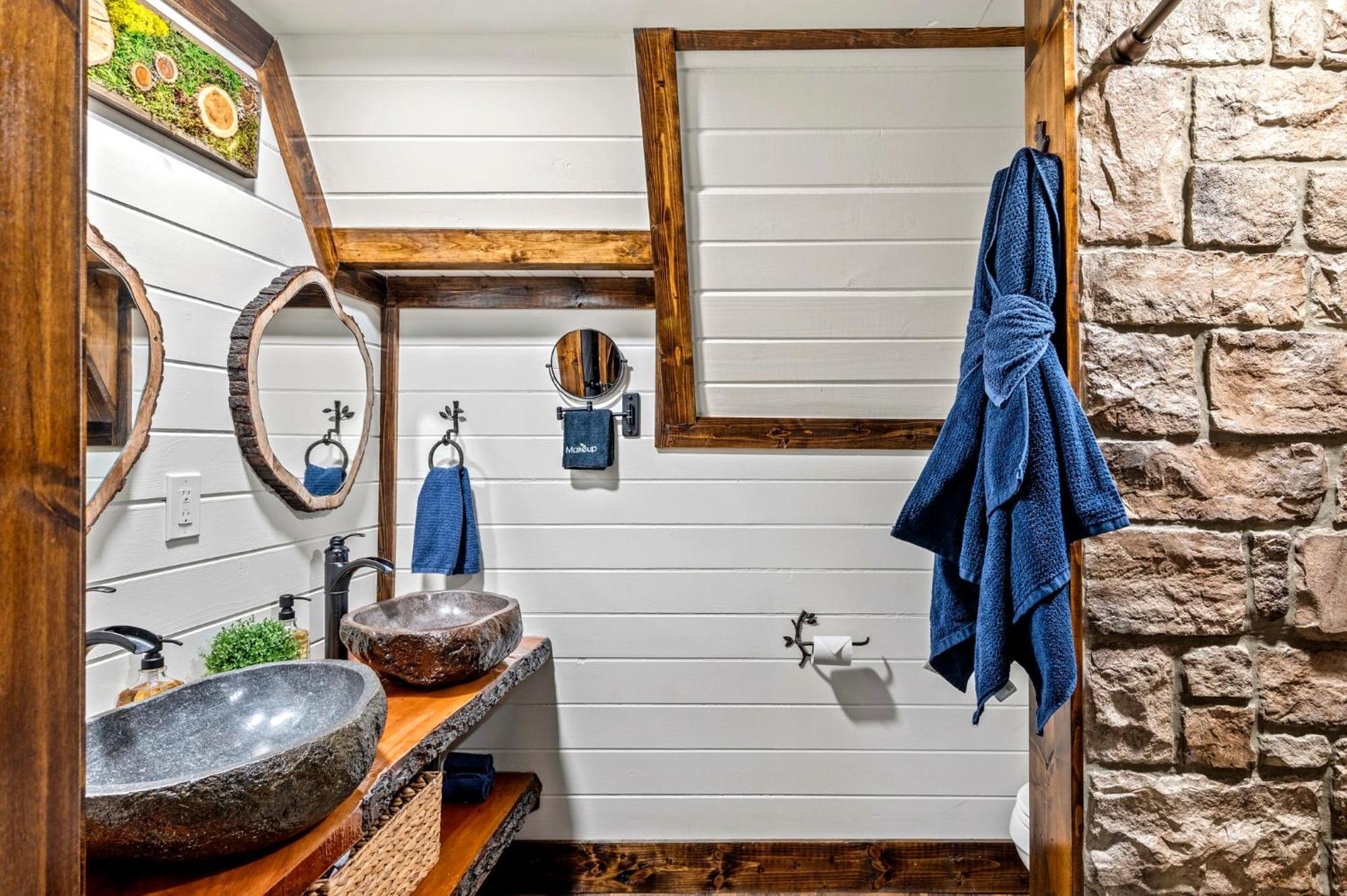 1mile Downtown, Handicap Ramp, Hot Tub, Game Gatlinburg