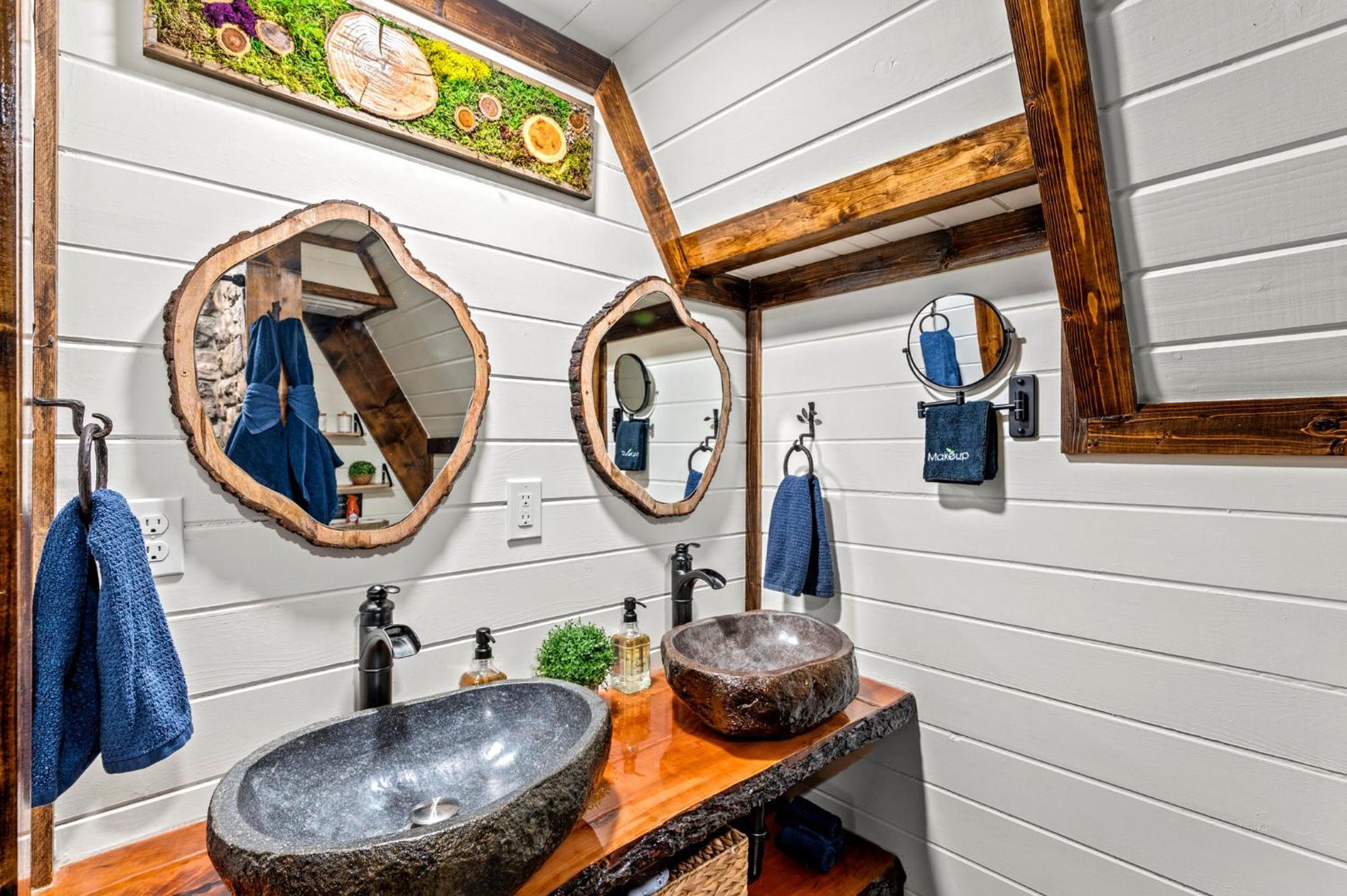 1mile Downtown, Handicap Ramp, Hot Tub, Game Chalet