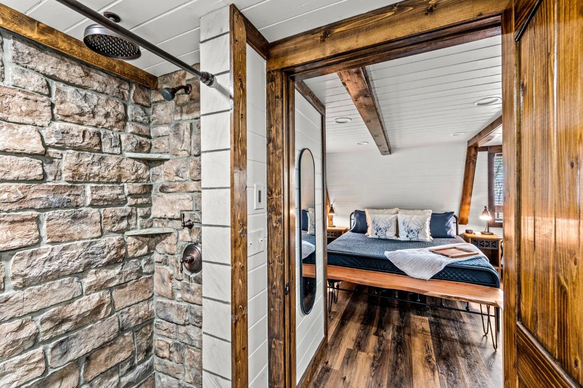 1mile Downtown, Handicap Ramp, Hot Tub, Game Chalet *
