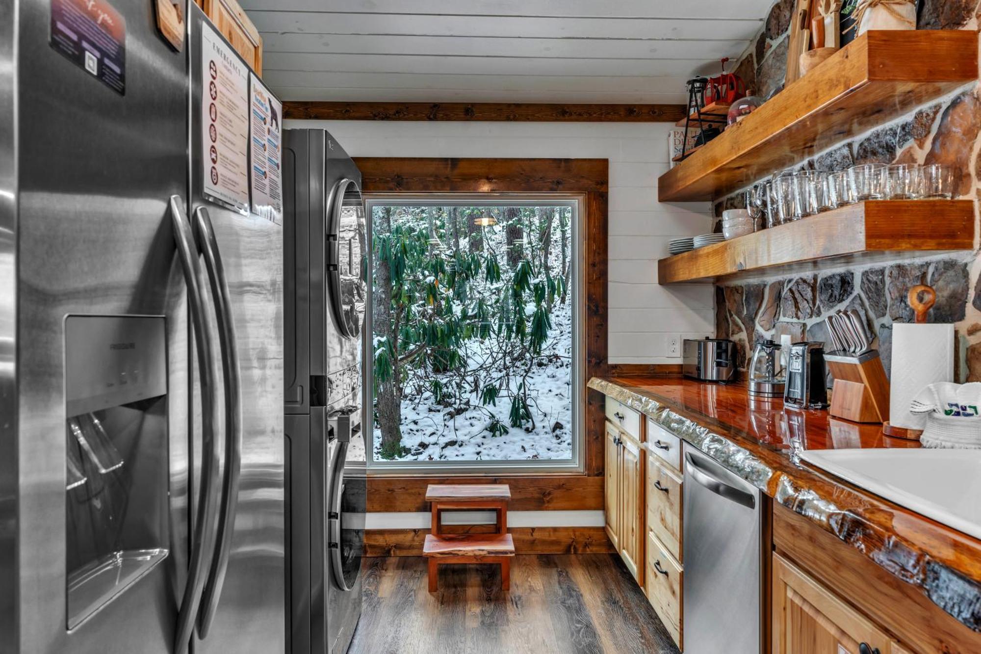 1mile Downtown, Handicap Ramp, Hot Tub, Game Chalet *