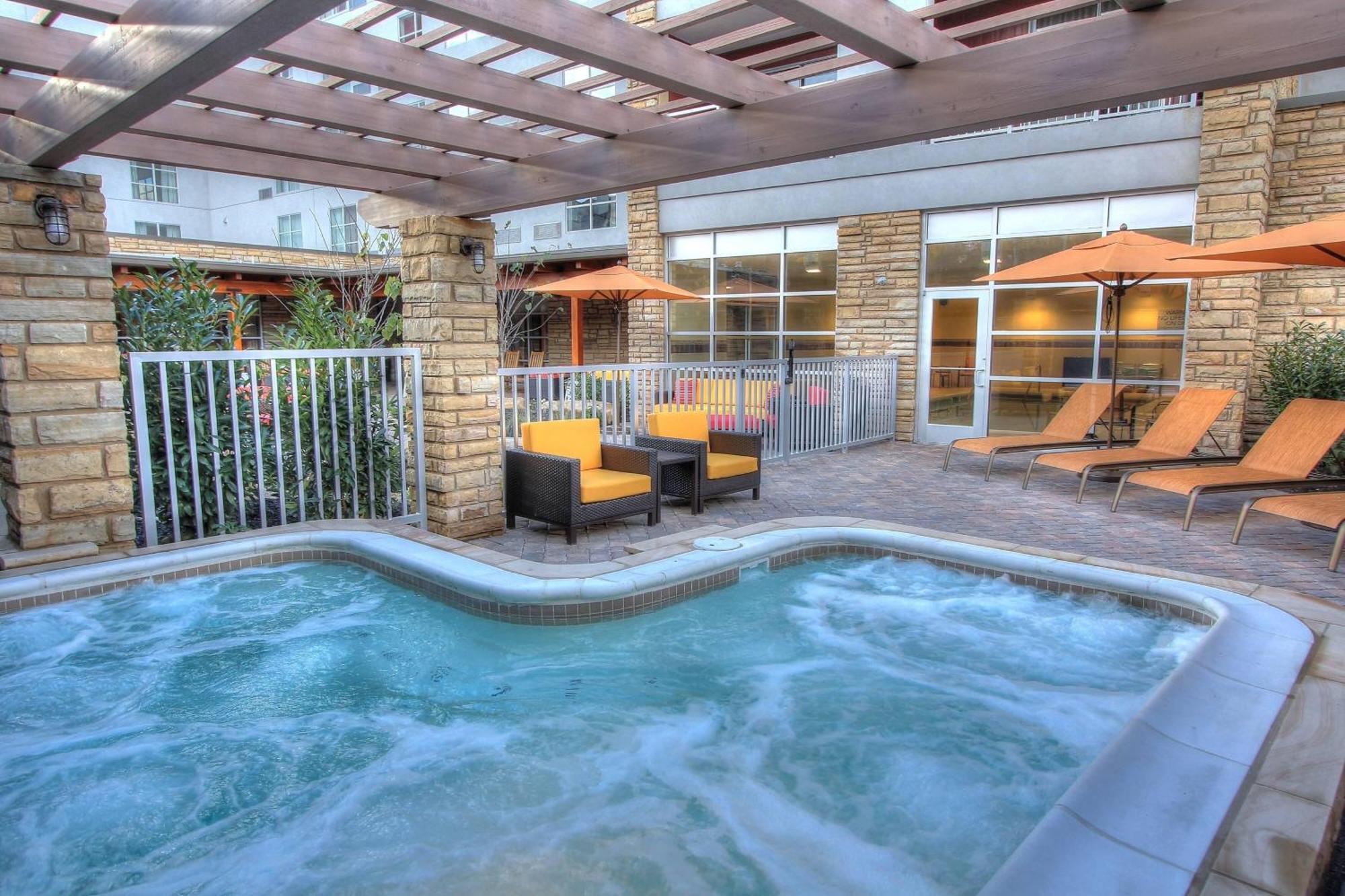 Courtyard By Marriott Downtown Hotel