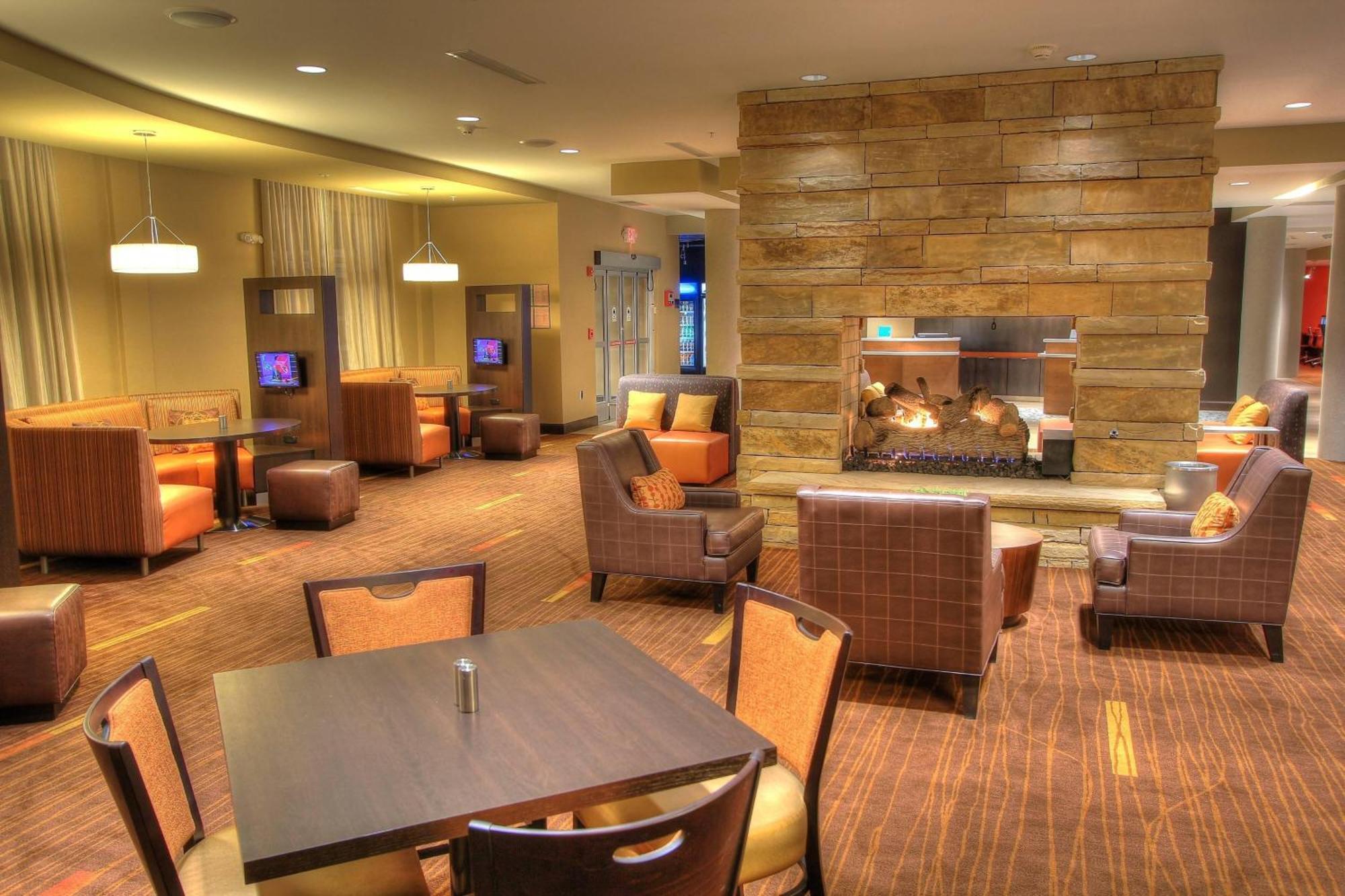 Courtyard By Marriott Downtown Hotel