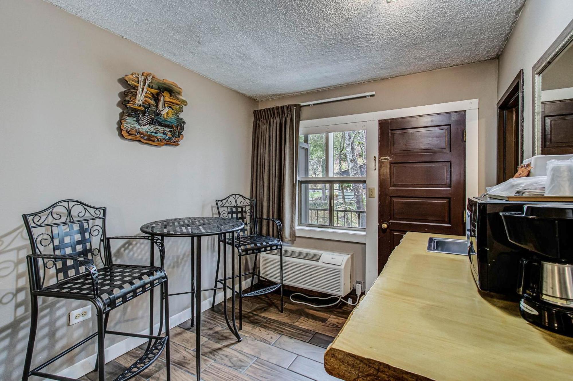Hotel Brookside 3*