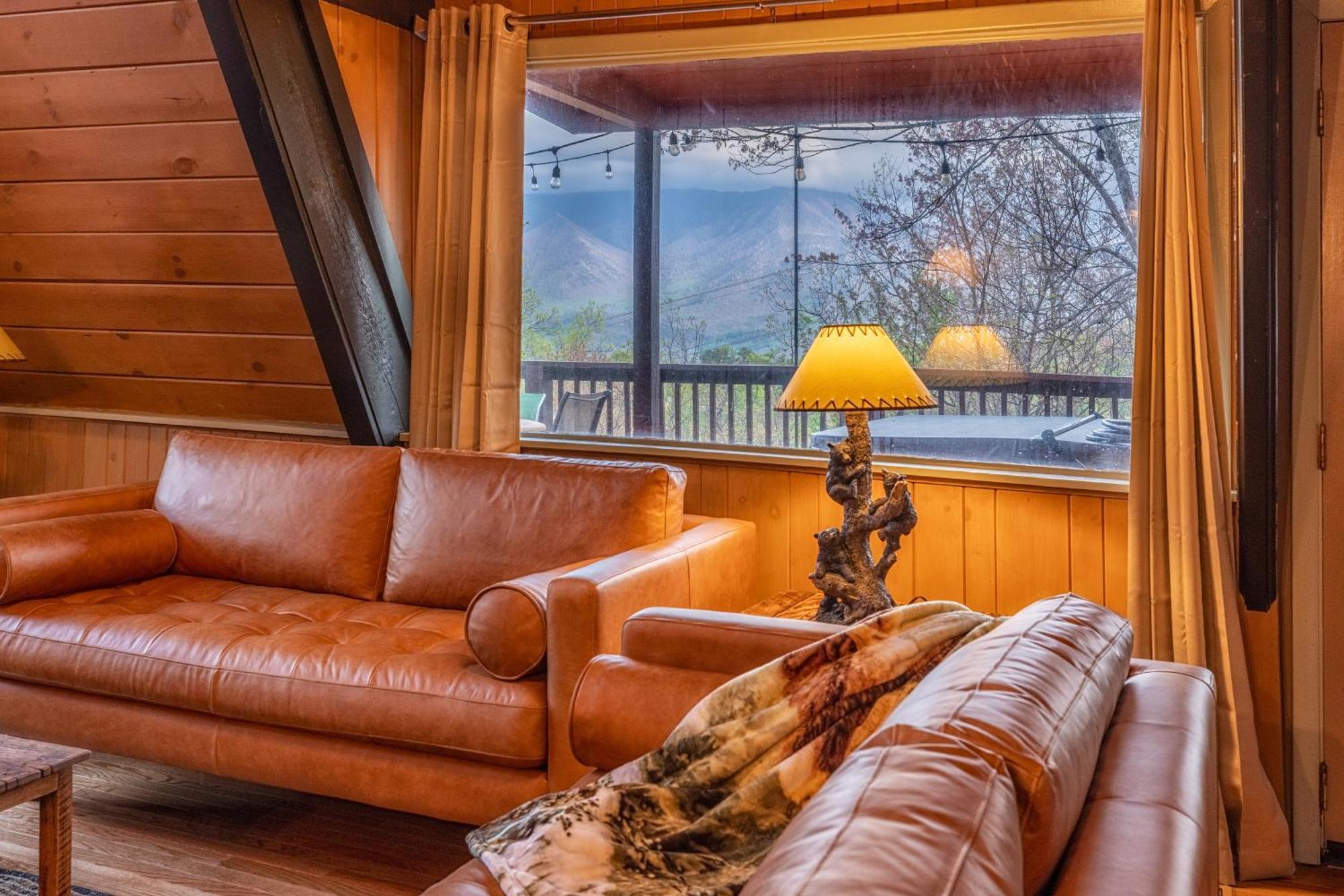 With Breathtaking Views, Hot Tub, Sauna, 10 Min To Downtown And National Park Chalet