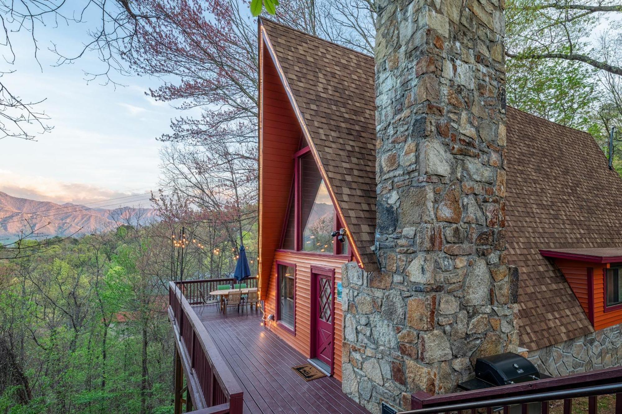 With Breathtaking Views, Hot Tub, Sauna, 10 Min To Downtown And National Park Chalet