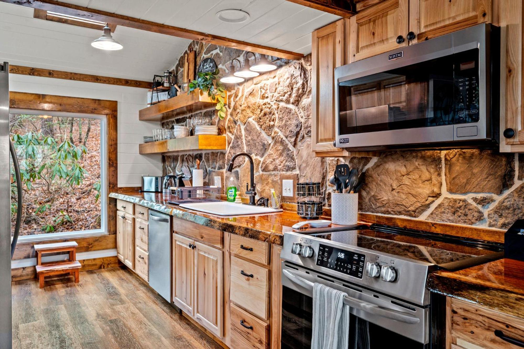 1mile Downtown, Handicap Ramp, Hot Tub, Game Chalet